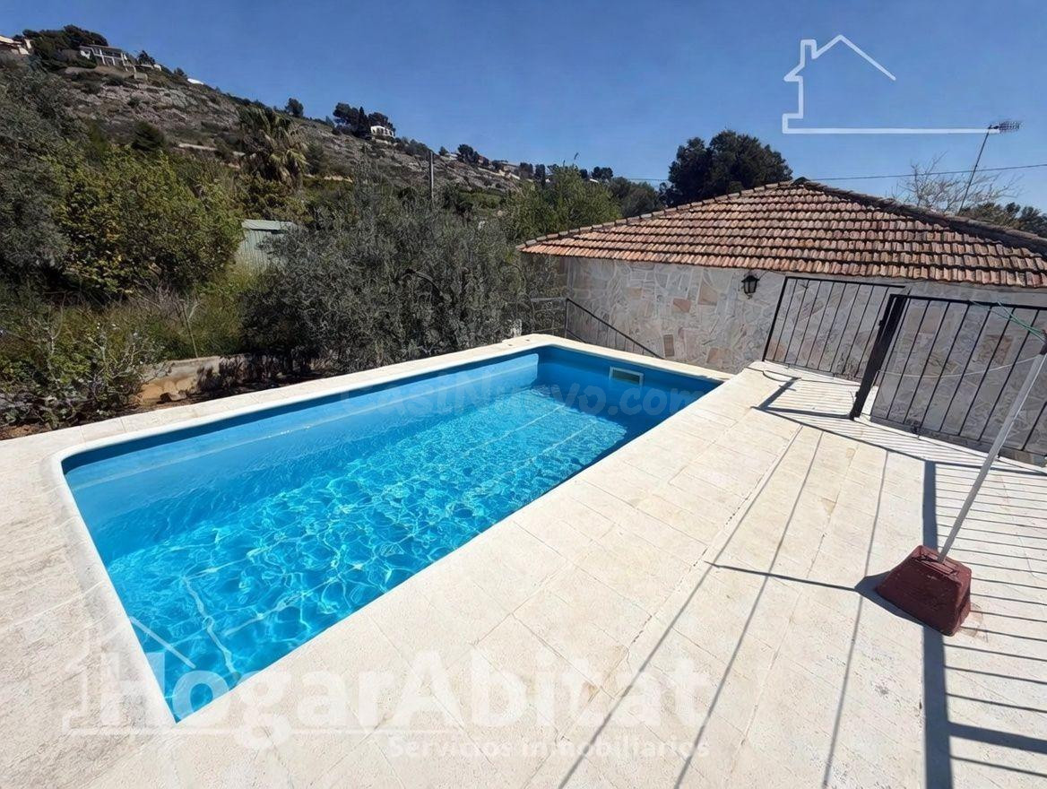 ¡VISTAS A LAS MONTAÑAS! CHALET CON TERRENO RÚSTICO, TERRAZA, PISCINA Y GARAJE CUBIERTO