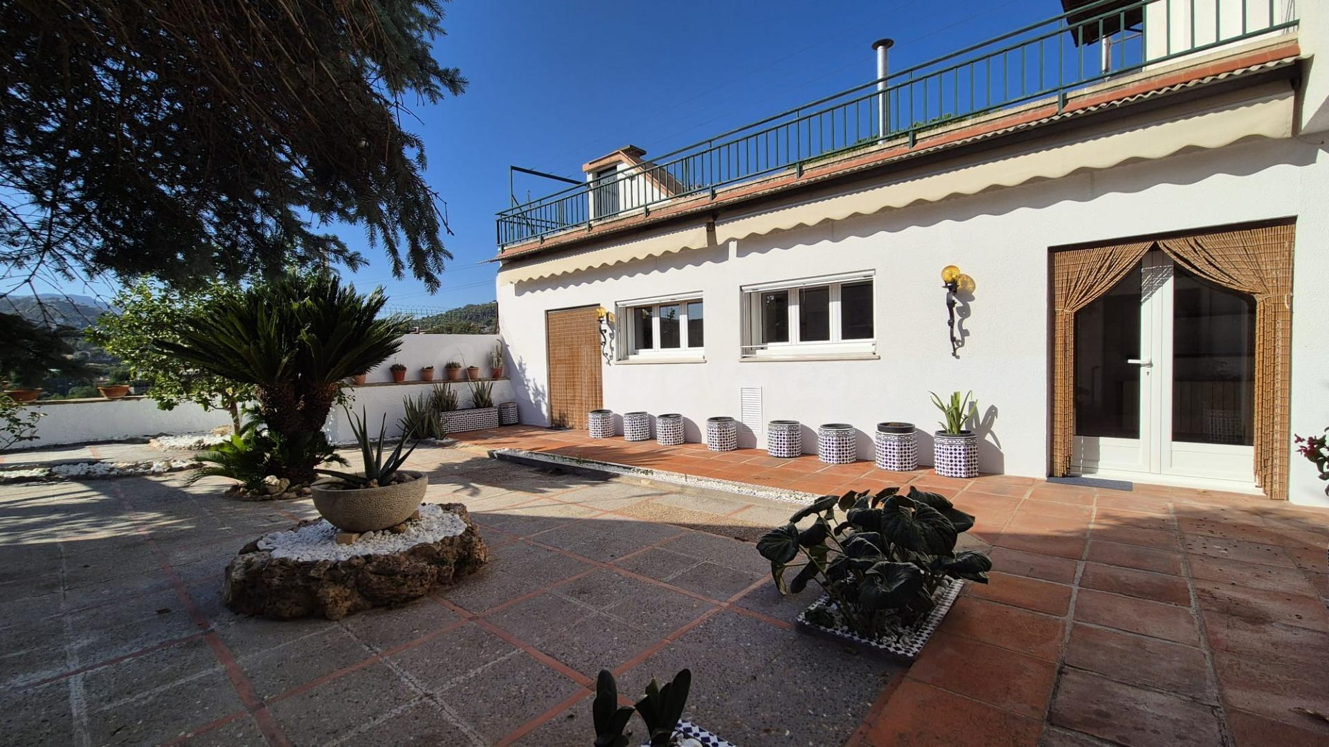 Lloguer de casa familiar exclusiva amb gran pati i ubicació privilegiada