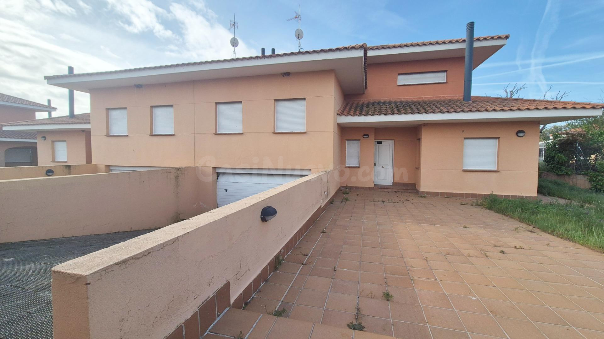 Urbis te ofrece un chalet pareado en venta en Urb. Oasis Golf, Carrascal de Barregas, Salamanca.