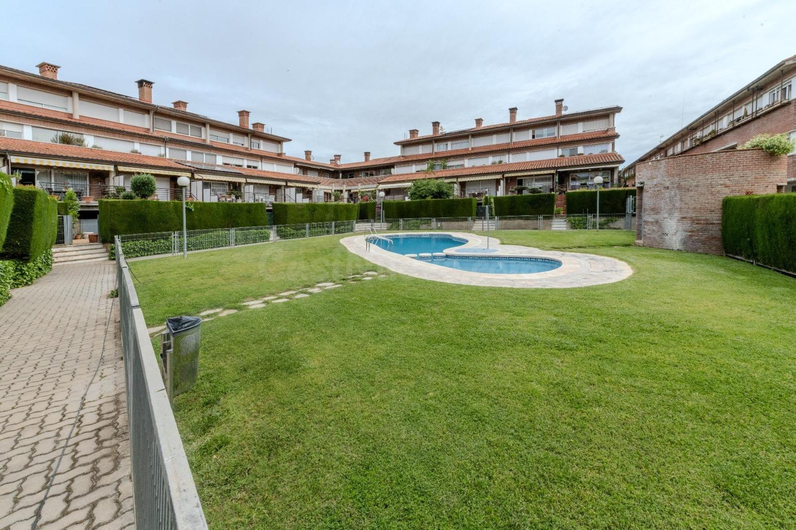 Casa en Castellar con terraza privada, piscina comunitaria y garaje para dos coches