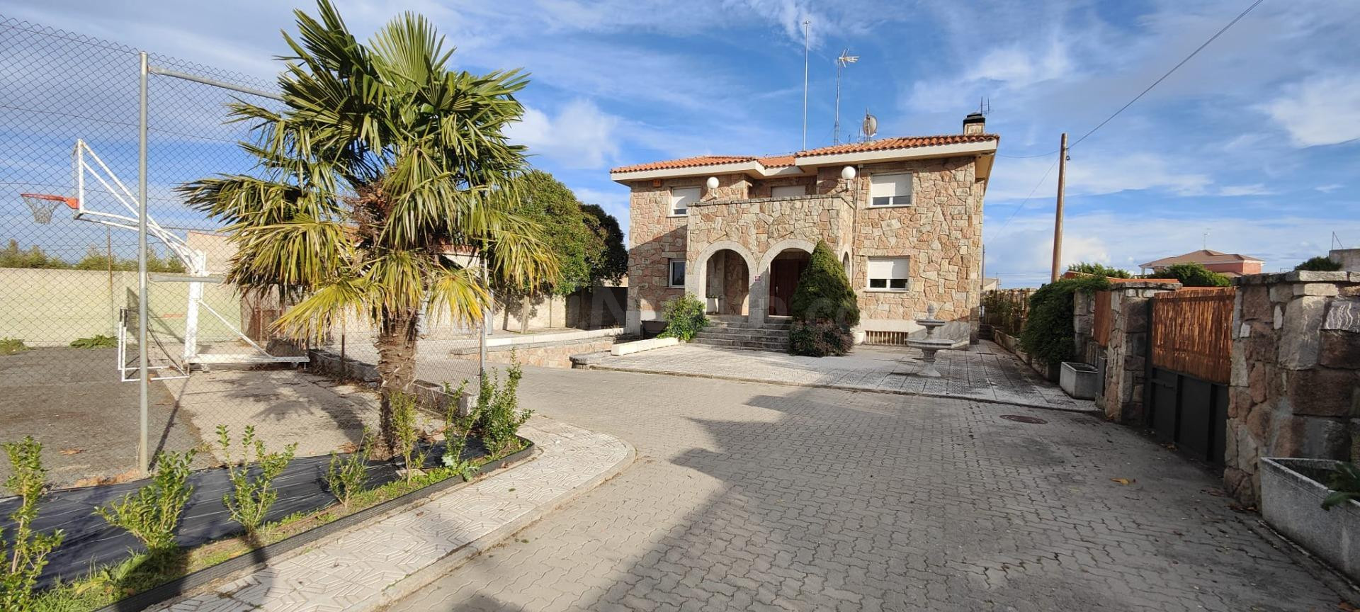 CHALET EN VENTA CALZADA DE VALDUNCIEL. Urbis te ofrece un chalet en venta en Calzada de Valdunciel, Salamanca.
