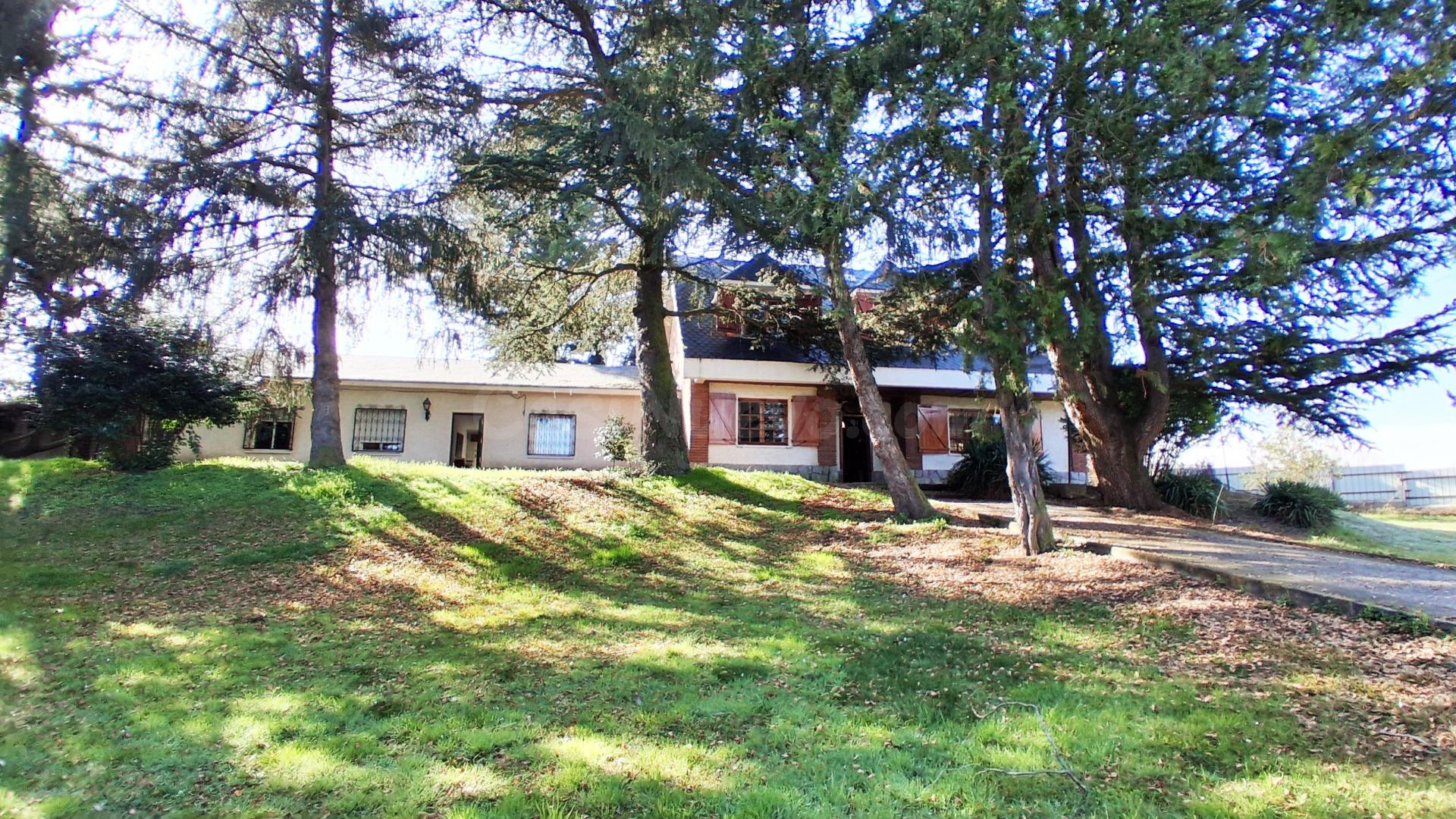 CHALET VENTA SANTA MARTA DE TORMES. Urbis te ofrece una parcela con dos chalets en venta en Santa Marta de Tormes, Salamanca.