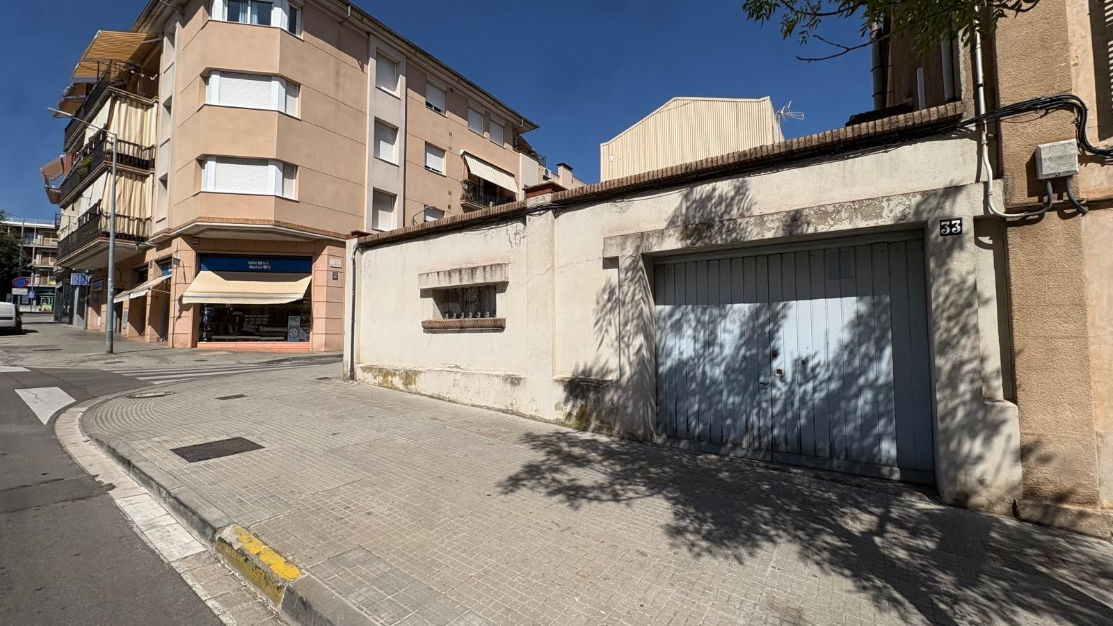 Solar urbà edificable de 117 m2 amb possibilitat de construir fins a tres plantes