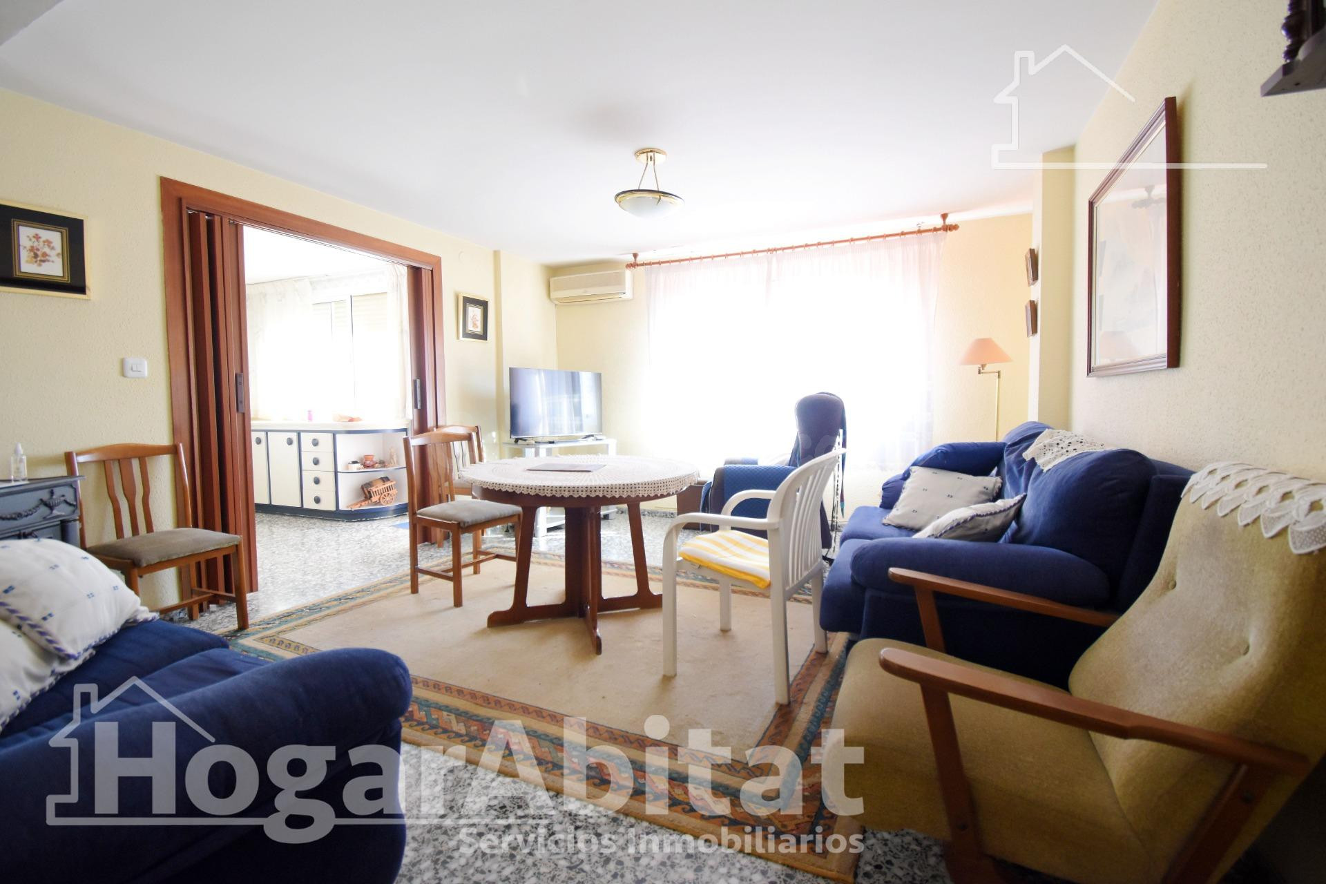 ¡MAGNÍFICA CASA! LUMINOSA CON GARAJE Y TERRAZA, CERCA DEL CENTRO