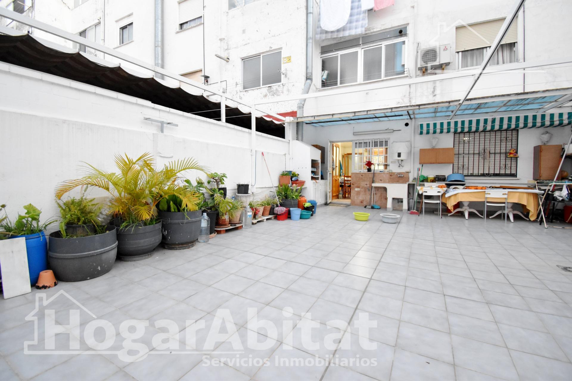 MUY AMPLIO CON TERRAZA, BARBACOA Y TRASTERO