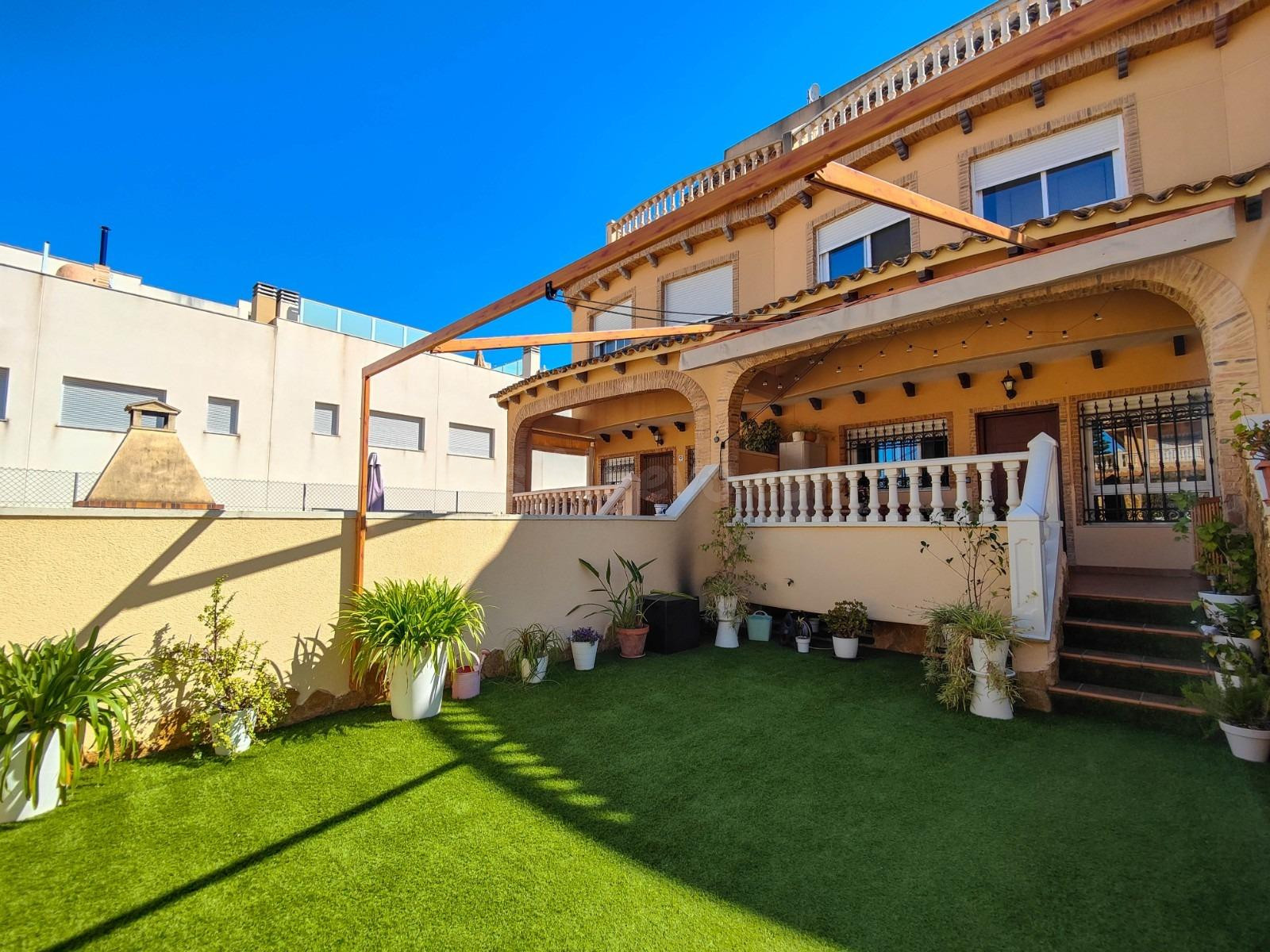 Casa adosada renovada en Guardamar del Segura con parking y piscina.