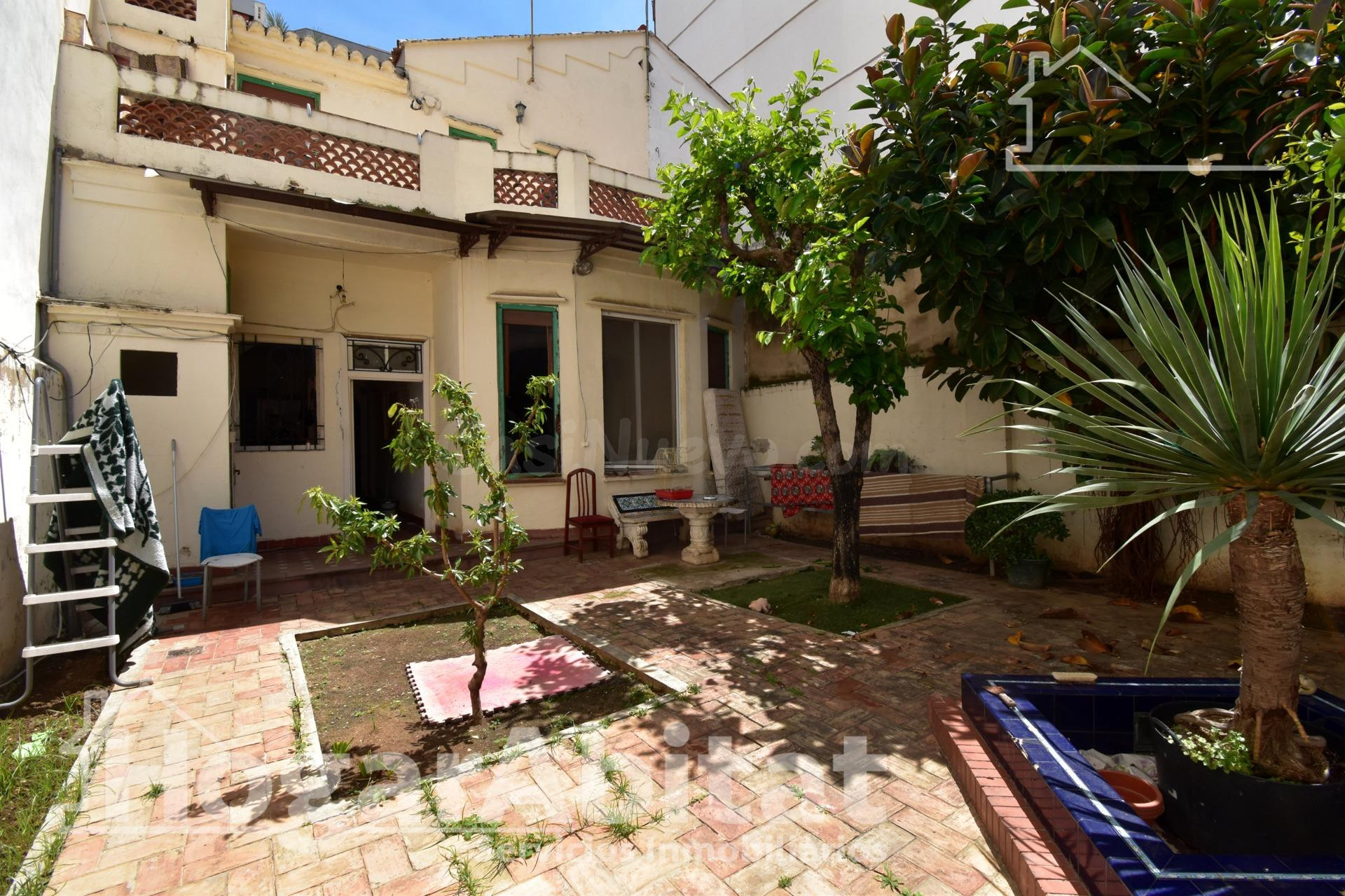 GRAN CASA SEÑORIAL CON TERRAZA Y BARBACOA PARA REFORMAR - foto 2