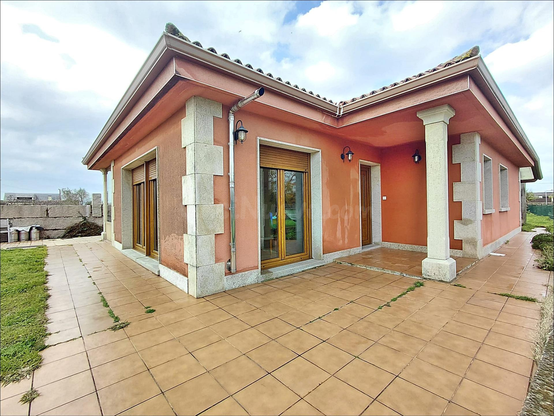 CHALET DE PLANTA BAJA EN VILANOVA DE AROUSA | Confort, Intimidad y Vivienda Auxiliar Independiente.