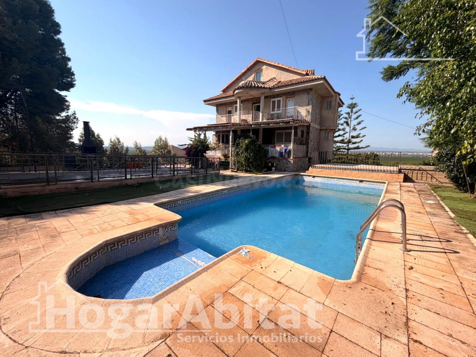 GRAN CHALET DE TRES PLANTAS CON GARAJE Y PISCINA PARA REFORMAR