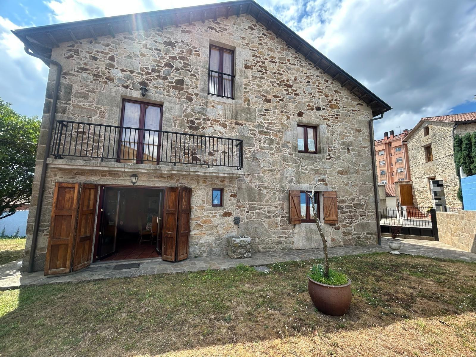 SE VENDE EXCLUSIVA CASA DE PIEDRA CON ENCANTO RÚSTICO Y AMPL