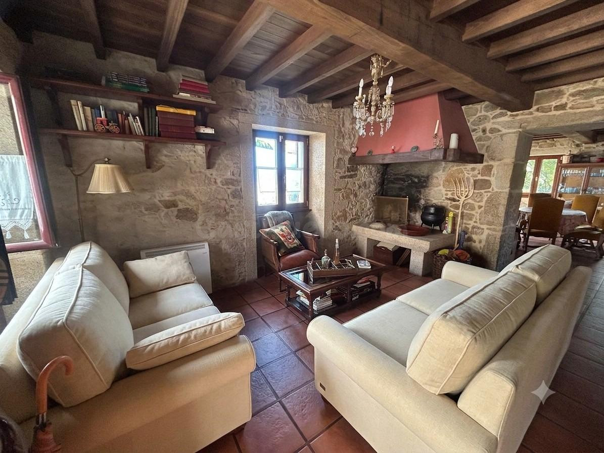 SE VENDE EXCLUSIVA CASA DE PIEDRA CON ENCANTO RÚSTICO Y AMPL - foto 2