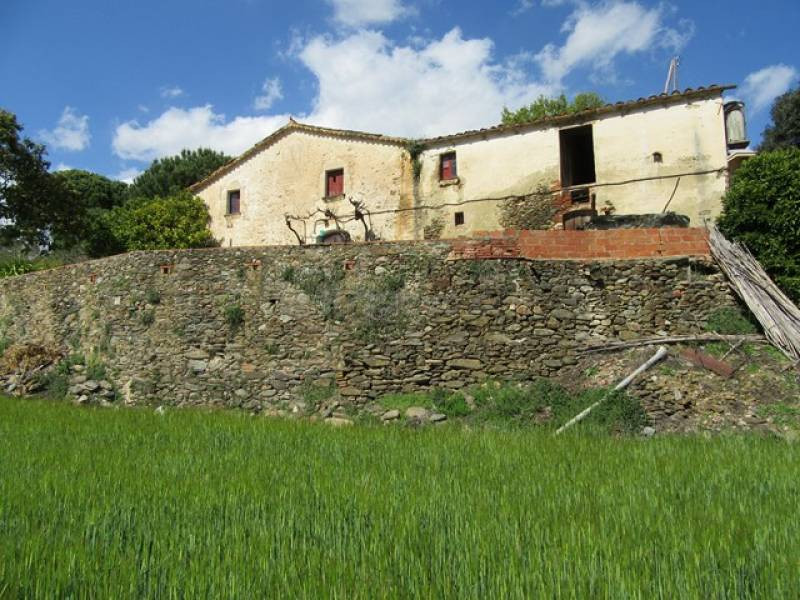 FOGARS DE MONTCLÚS (MOSQUEROLES): MASIA A REFORMAR CON IMPRESIONANTE TERRENO LLANO JUNTO A PUEBLO