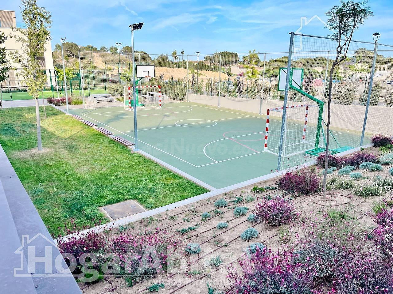 ¡TOTALMENTE NUEVO! LUMINOSO EN RESIDENCIAL CON GARAJE Y PISCINA
