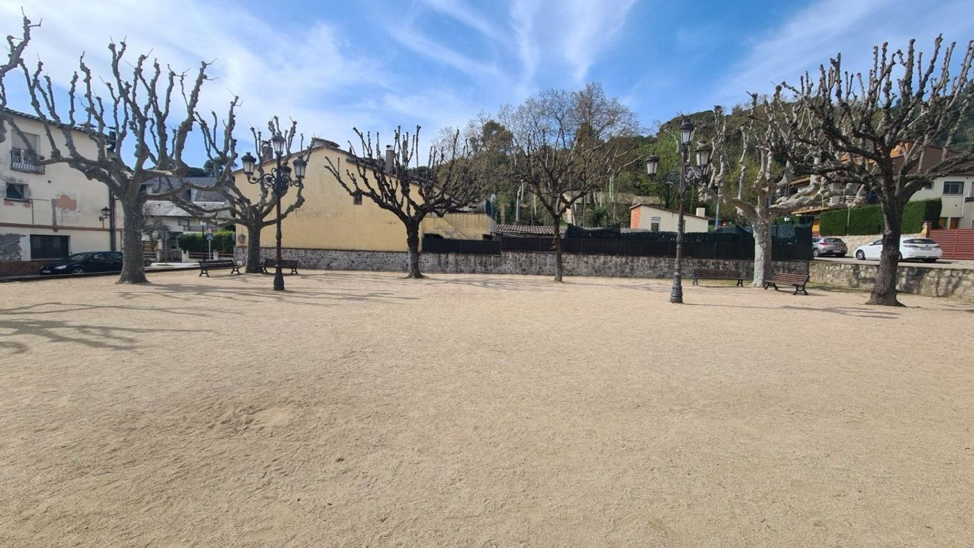 GUALBA (CENTRO): SOLAR PARA EDIFICAR CON AMPLIA FACHADA A PLAÇA JOAN REGUÉ