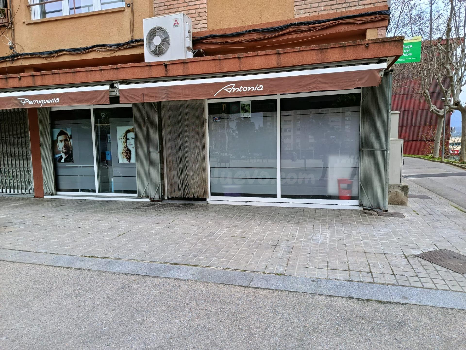 MONTONÈS DEL VALLÈS (PLAÇA DEL POBLE): LOCAL  EN VENTA CON AMPLIA FACHADA ADAPTADO A PELUQUERIA