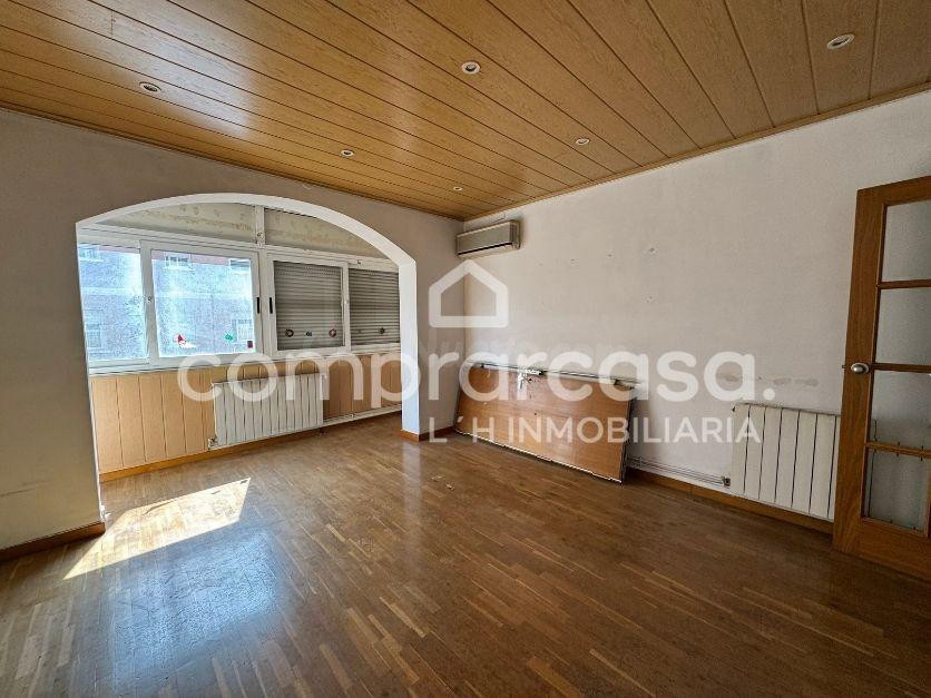 Piso luminoso de 97 m2 con terraza, 3 habitaciones y ascensor en Sant Boi