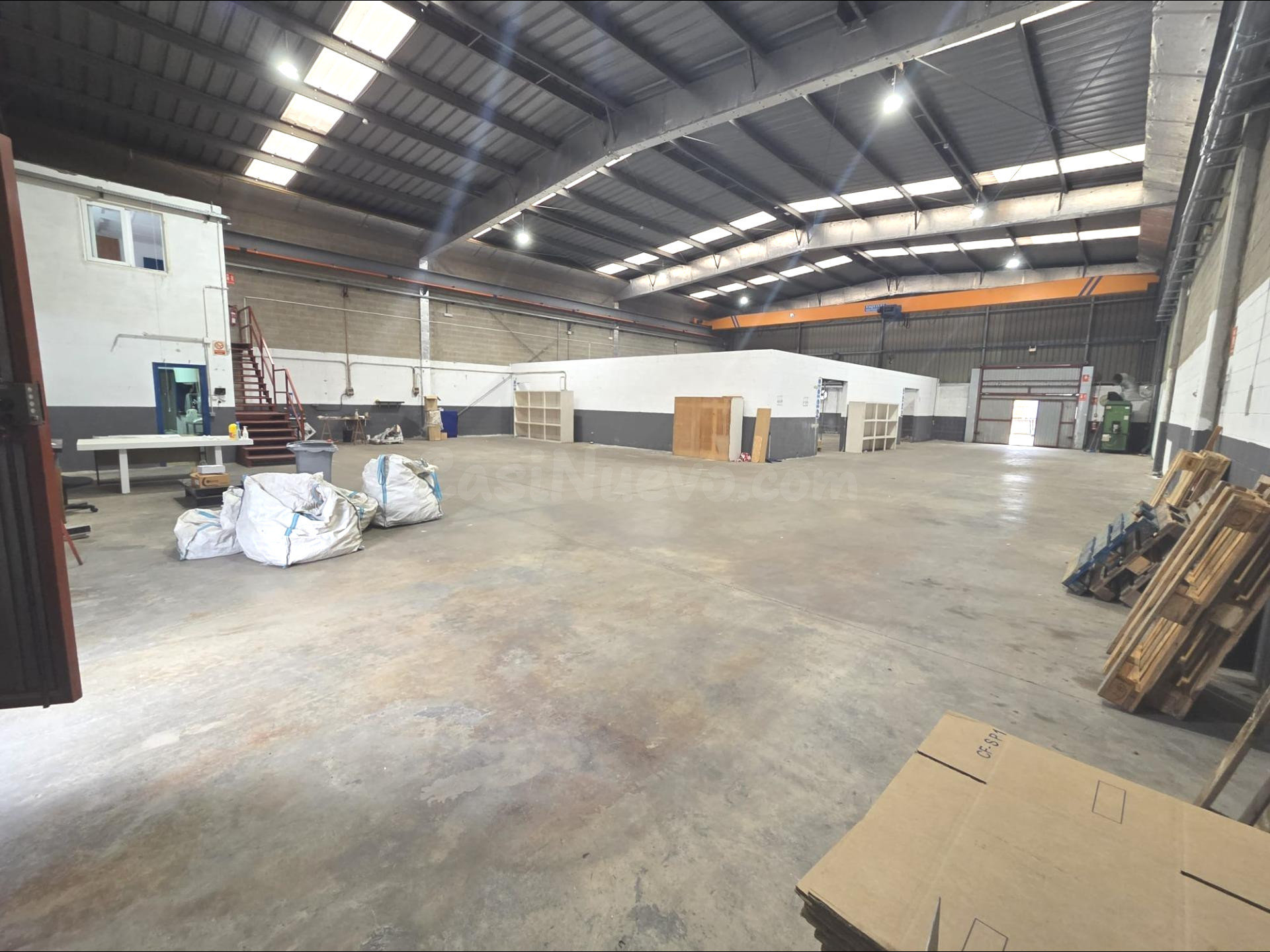 RIELLS I VIABREA (POLÍGONO INDUSTRIAL):  NAVE DE 600 M2 EN ALQUILER CON AMPLIA FACHADA Y PATIOS, TOTALMENTE IOGNIFUGADA Y LISTA PARA ACTIVIDAD