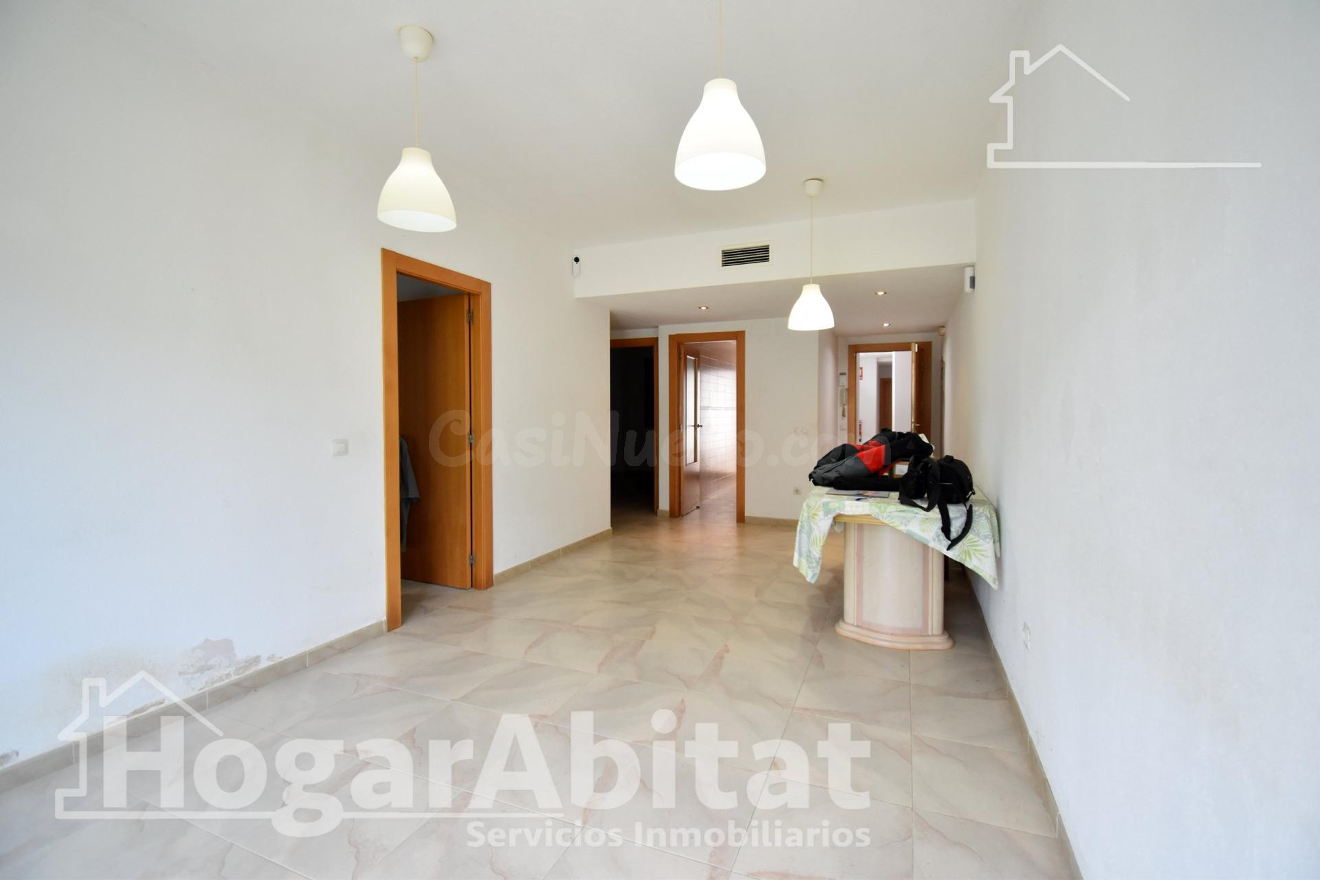¡GRAN OPORTUNIDAD! SEMINUEVO Y EXTERIOR CON BALCÓN GARAJE Y  - foto 4
