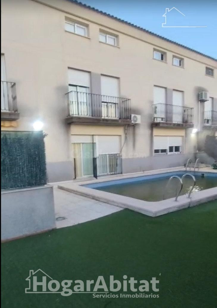 BONITO ADOSADO REFORMADO CON TERRAZA, BARBACOA, GARAJE Y PISCINA
