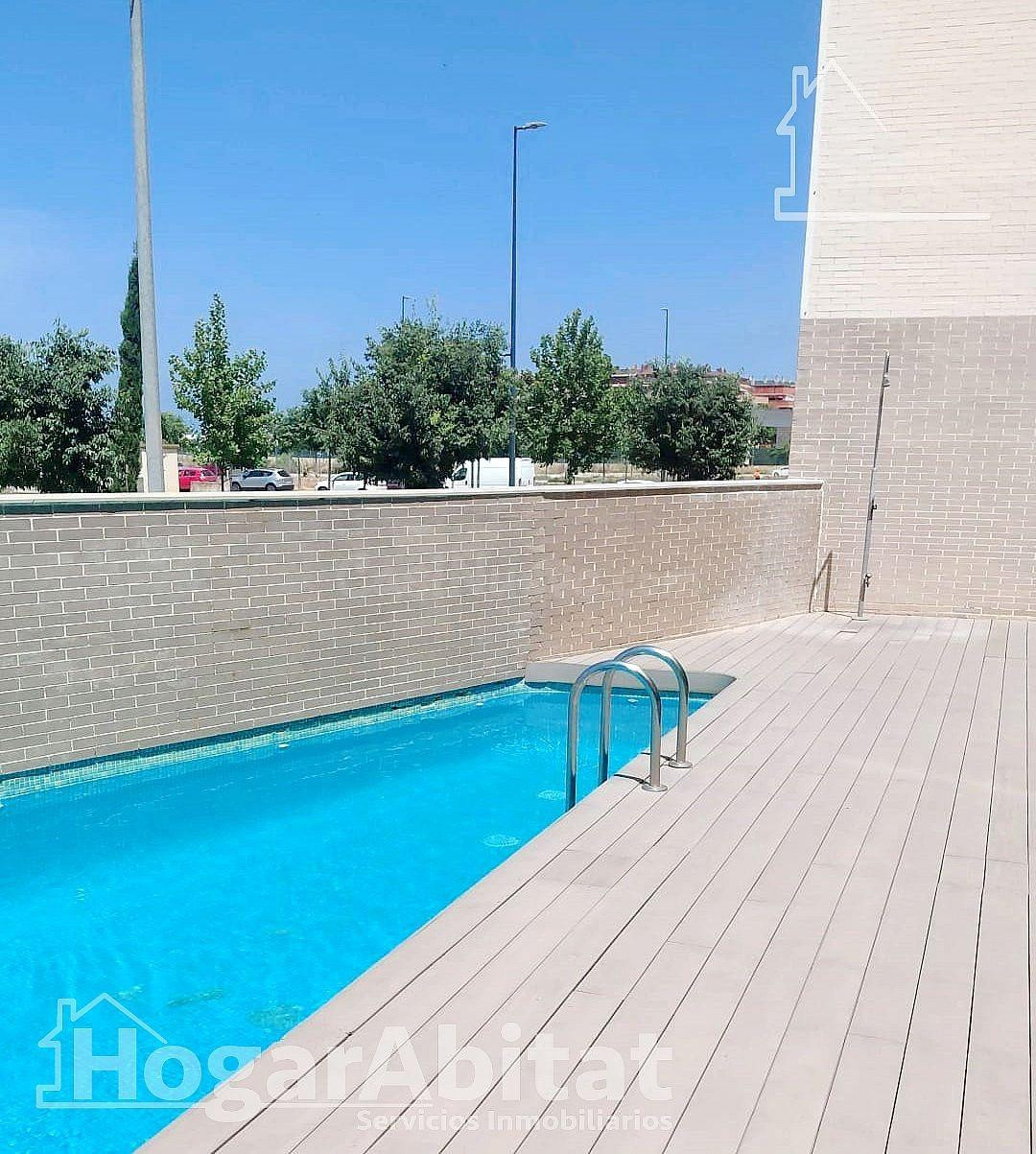 ÁTICO LUMINOSO EN RESIDENCiAL CON PISCINA, GARAJE Y GRAN TERRAZA