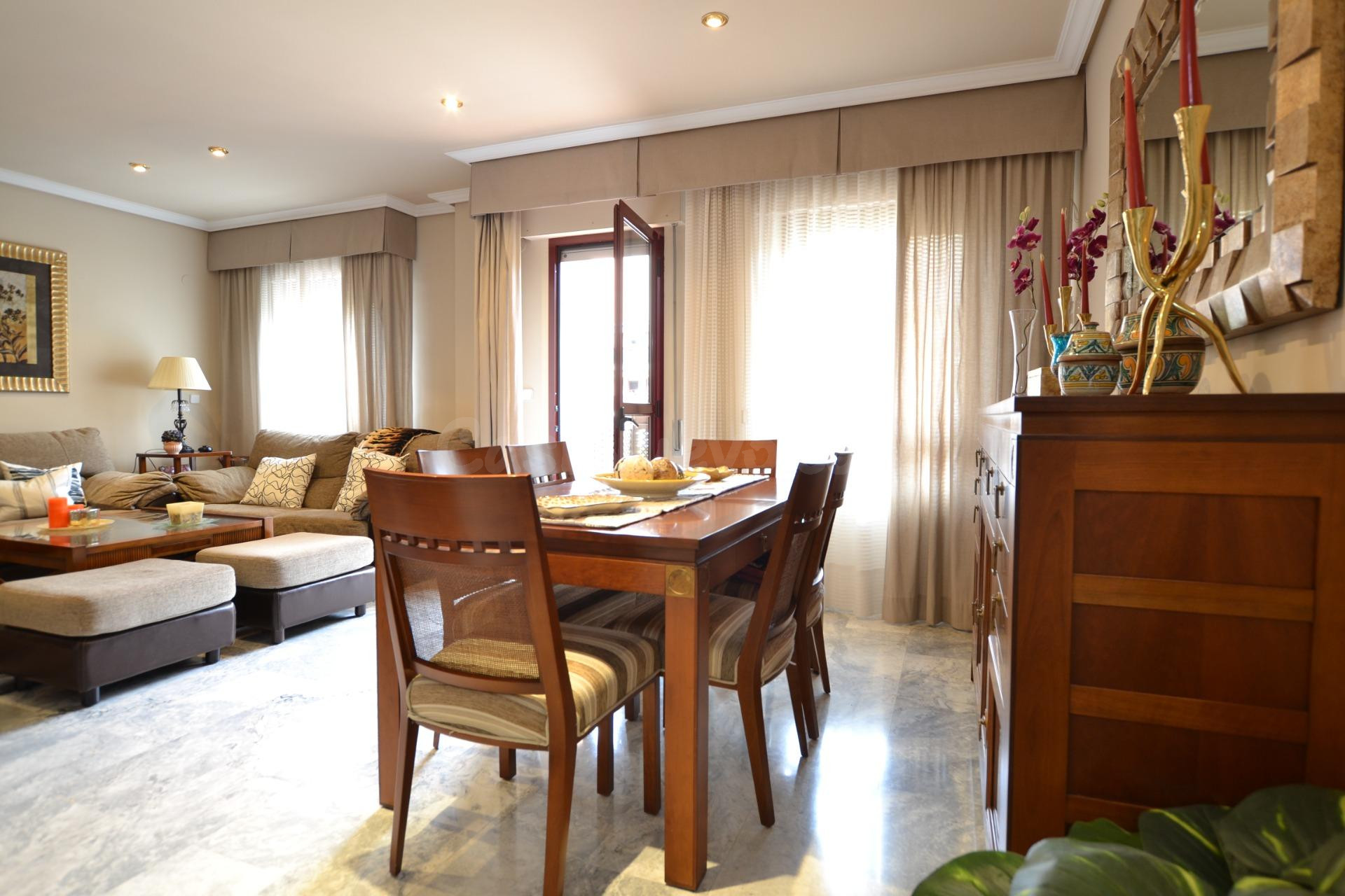 Espectacular piso de 5 habitaciones, garaje, terraza... junto Av. Aeropuerto y Vista Alegre!!!