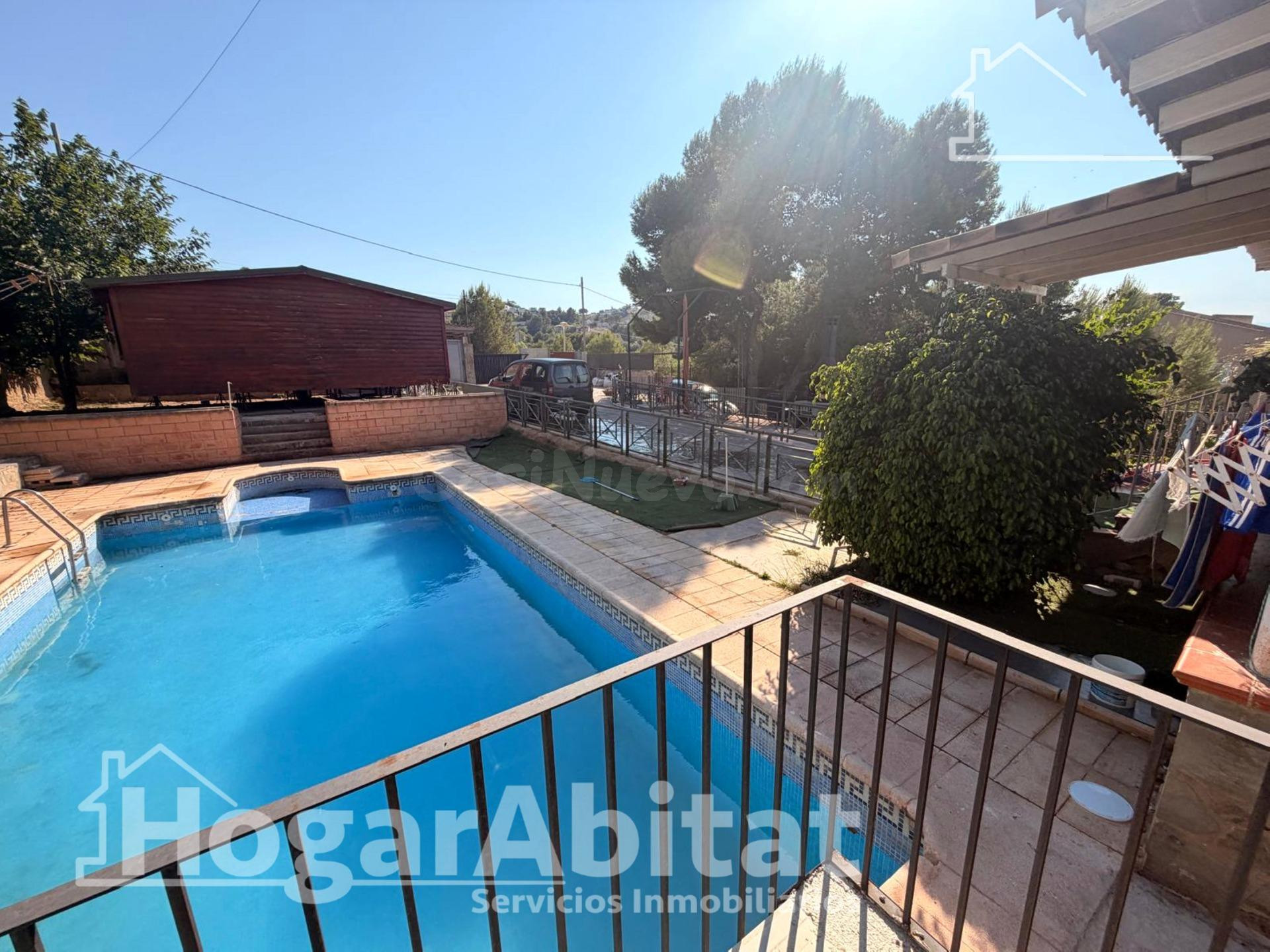 GRAN CHALET DE TRES PLANTAS CON GARAJE Y PISCINA PARA REFORMAR