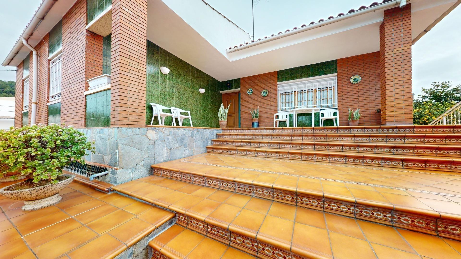 CASA CON PISCINA Y GRAN GARAJE . VILADECANS - ALBARROSA
