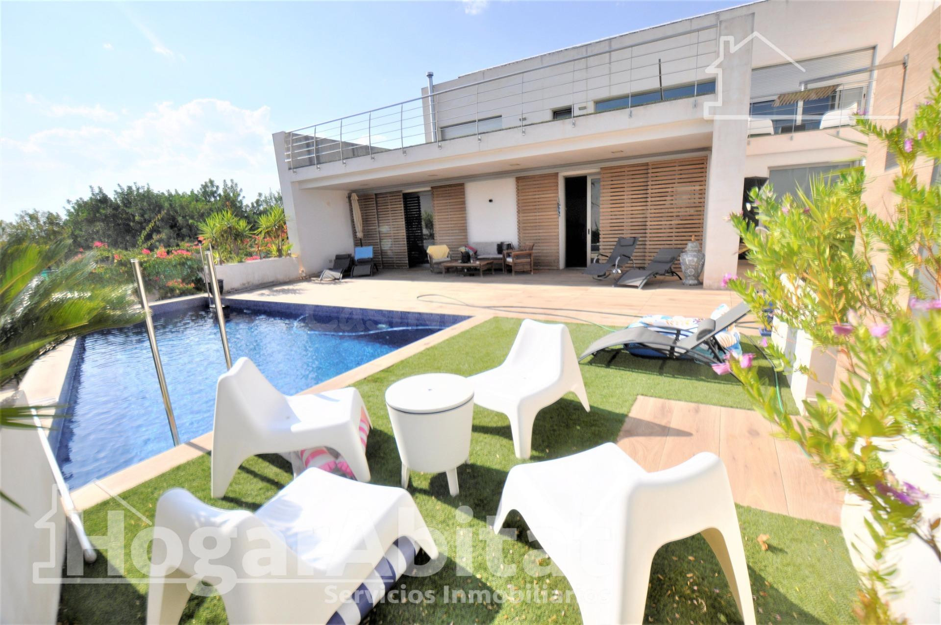 ¡CHALET ESPECTACULAR! CON TERRAZA, PISCINA Y GARAJE, CERCA DEL CENTRO