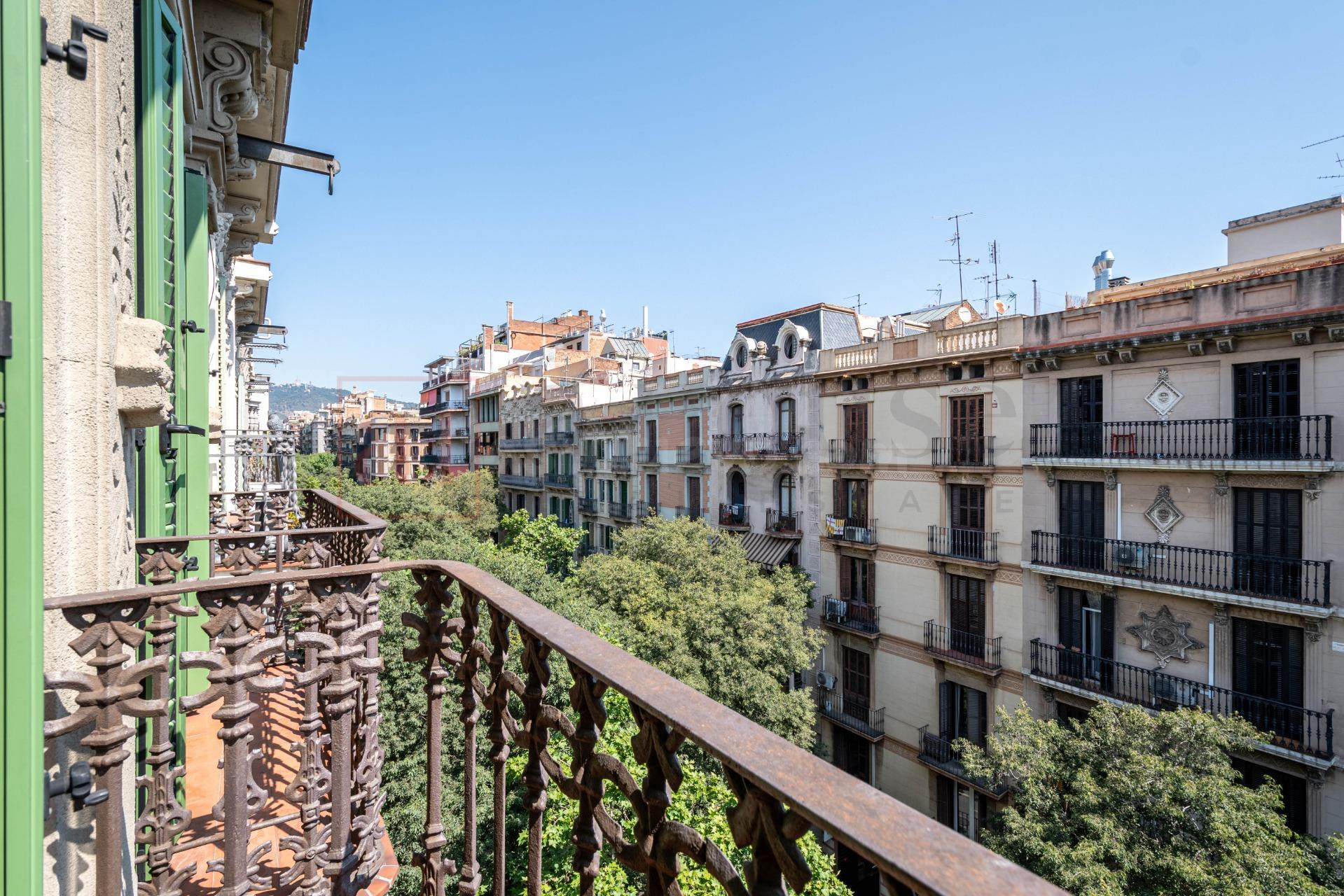 PISO EXTERIOR CON DOBLE ORIENTACIÓN MUY LUMINOSO PARA ENTRAR A VIVIR EN L´EIXAMPLE