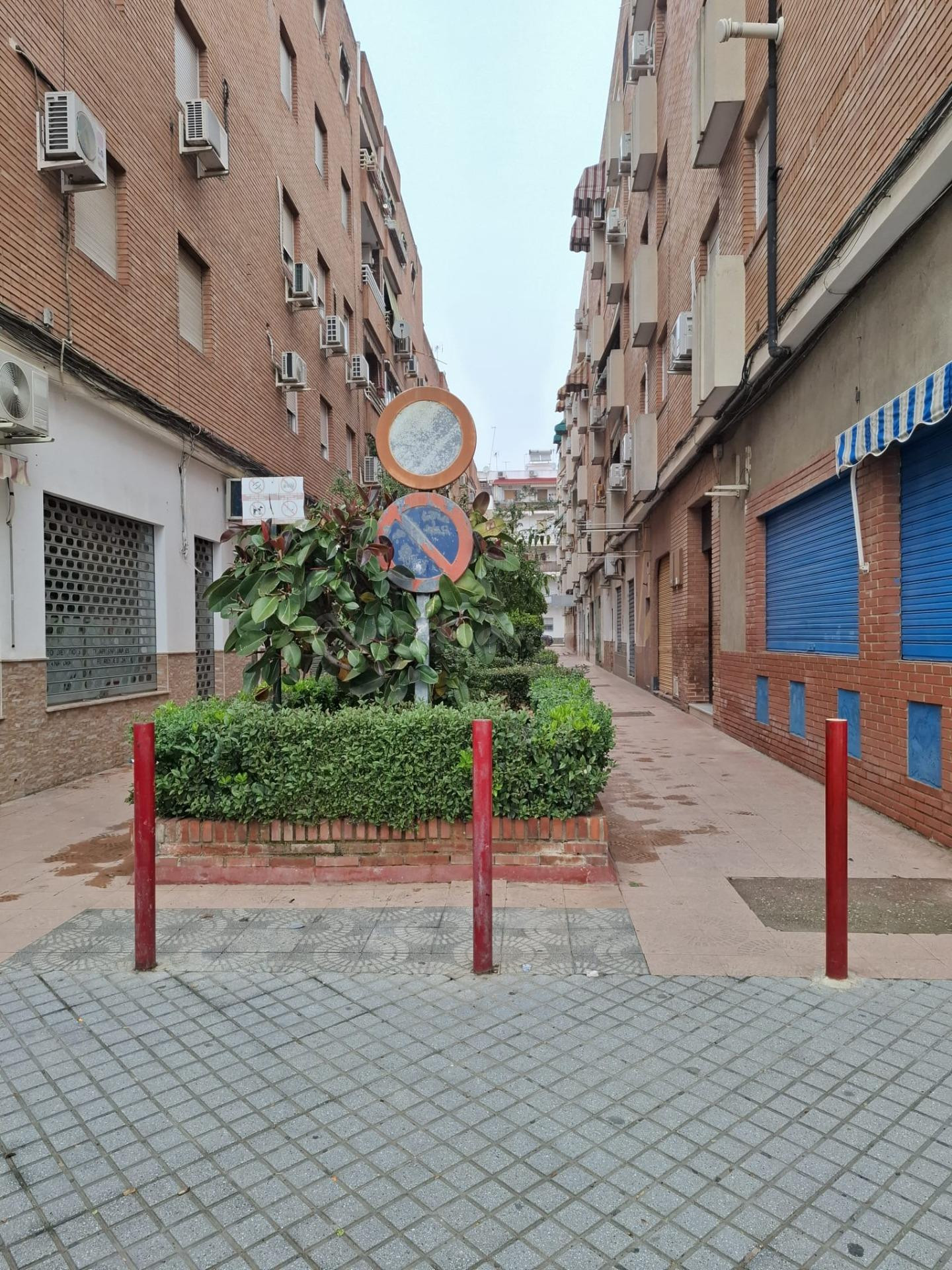 LOCAL COMERCIAL JUNTO AL MARRUBIAL! IDEAL PARA CONVERTIR EN VIVIENDA! POSIBILIDAD DE ENTREGAR ACABADA.