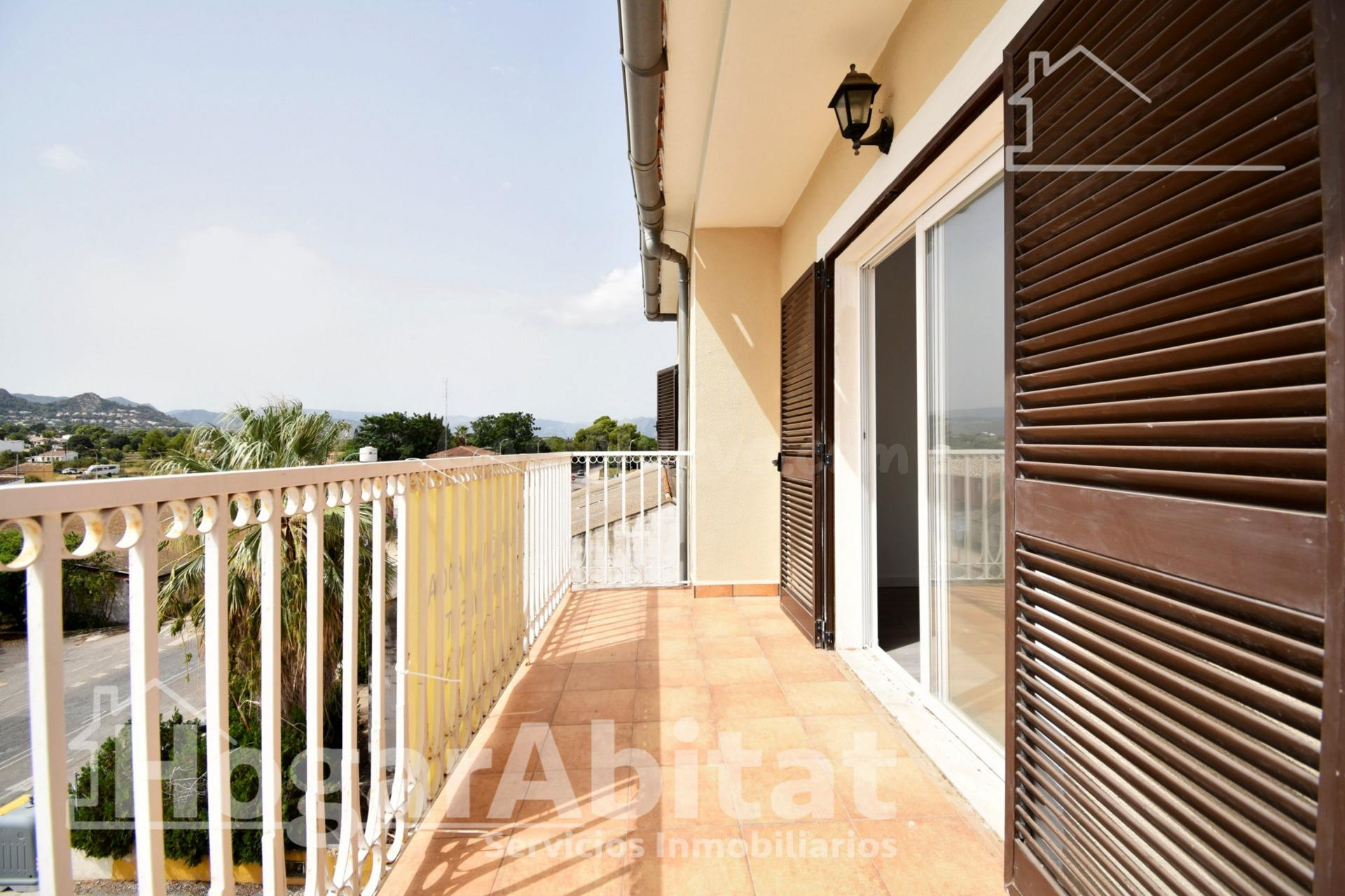 ÁTICO REFORMADO CON TERRAZA Y VISTAS DESPEJADAS AL MONTGÓ