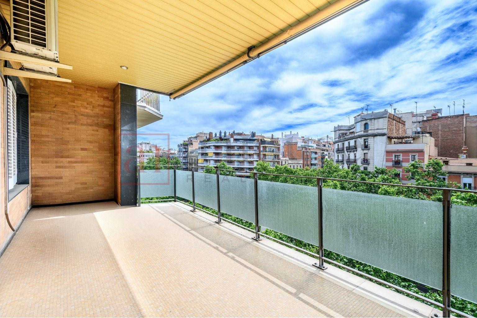PISO CON GRAN TERRAZA Y DOBLE ORIENTACIÓN EN LA NOVA ESQUERRA DE L’EIXAMPLE