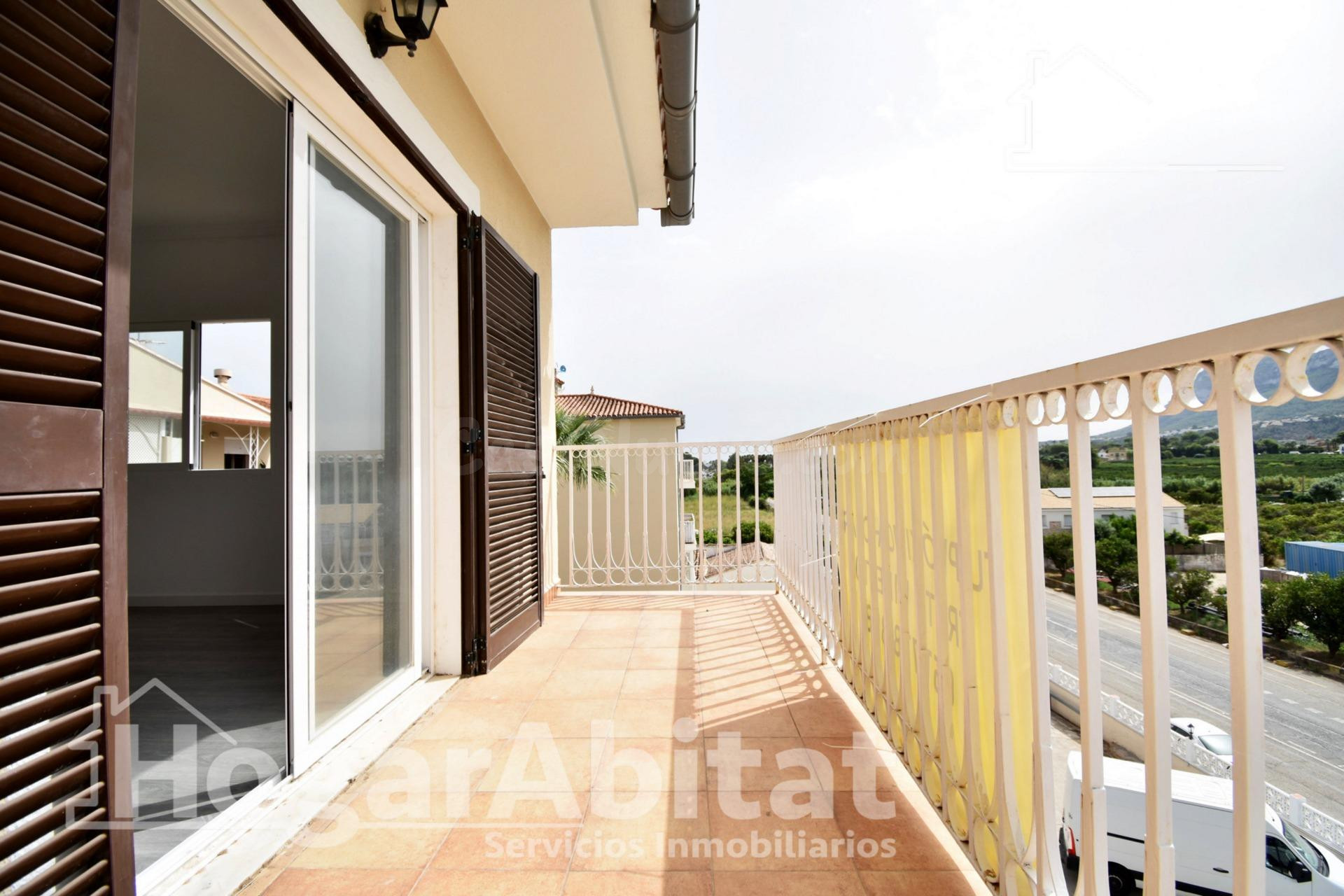 ÁTICO REFORMADO CON TERRAZA Y VISTAS DESPEJADAS AL MONTGÓ