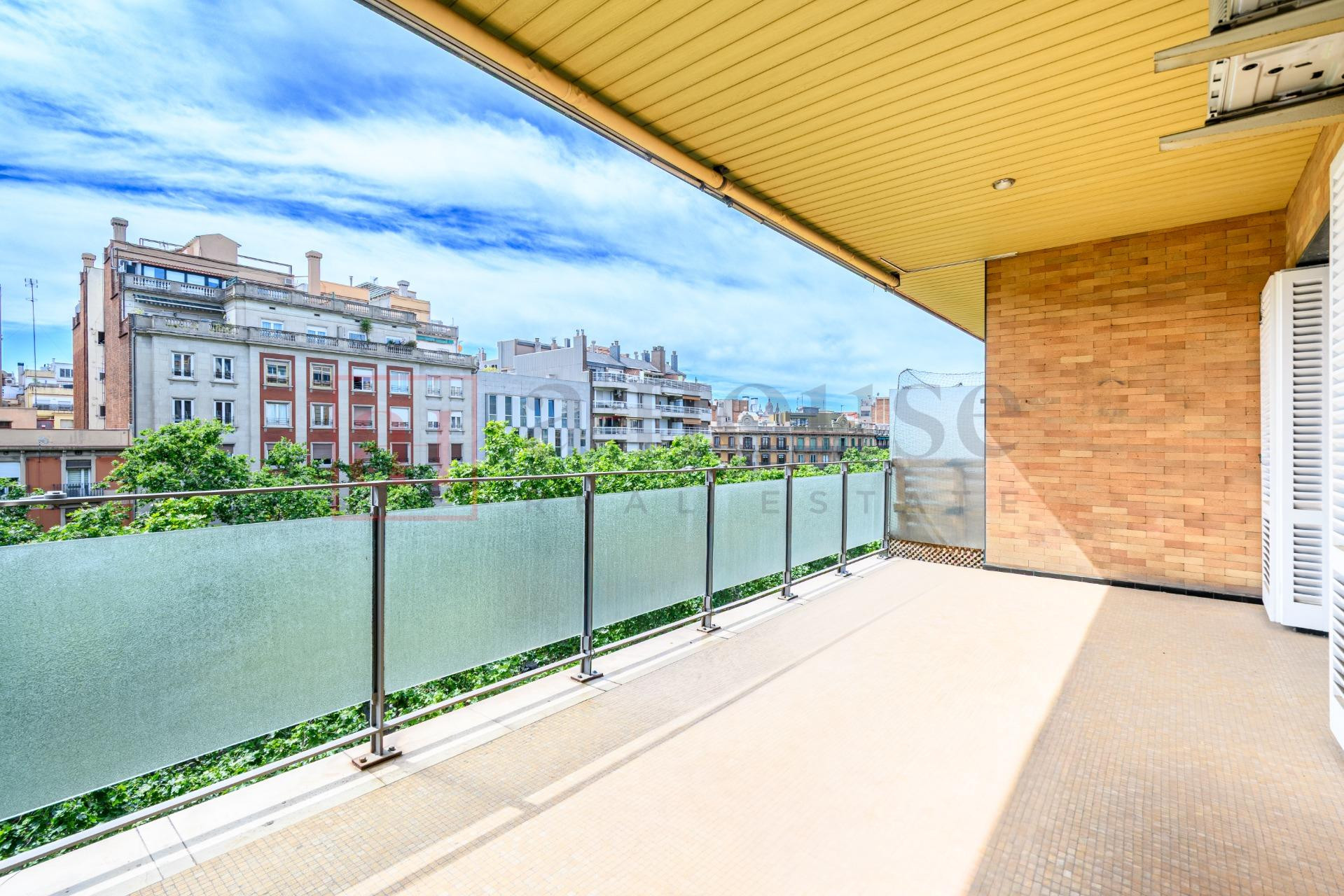 PISO CON GRAN TERRAZA Y DOBLE ORIENTACIÓN EN LA NOVA ESQUERRA DE L’EIXAMPLE