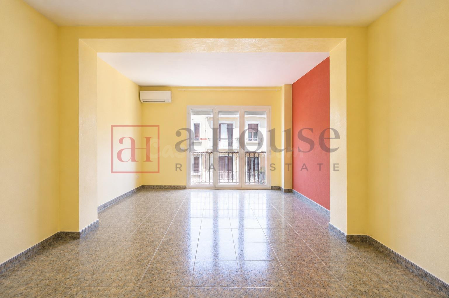 PISO LISTO PARA ENTRAR A VIVIR CON GRAN BALCÓN Y DOBLE ORIENTACIÓN EN LA NOVA ESQUERRA DE L'EIXAMPLE