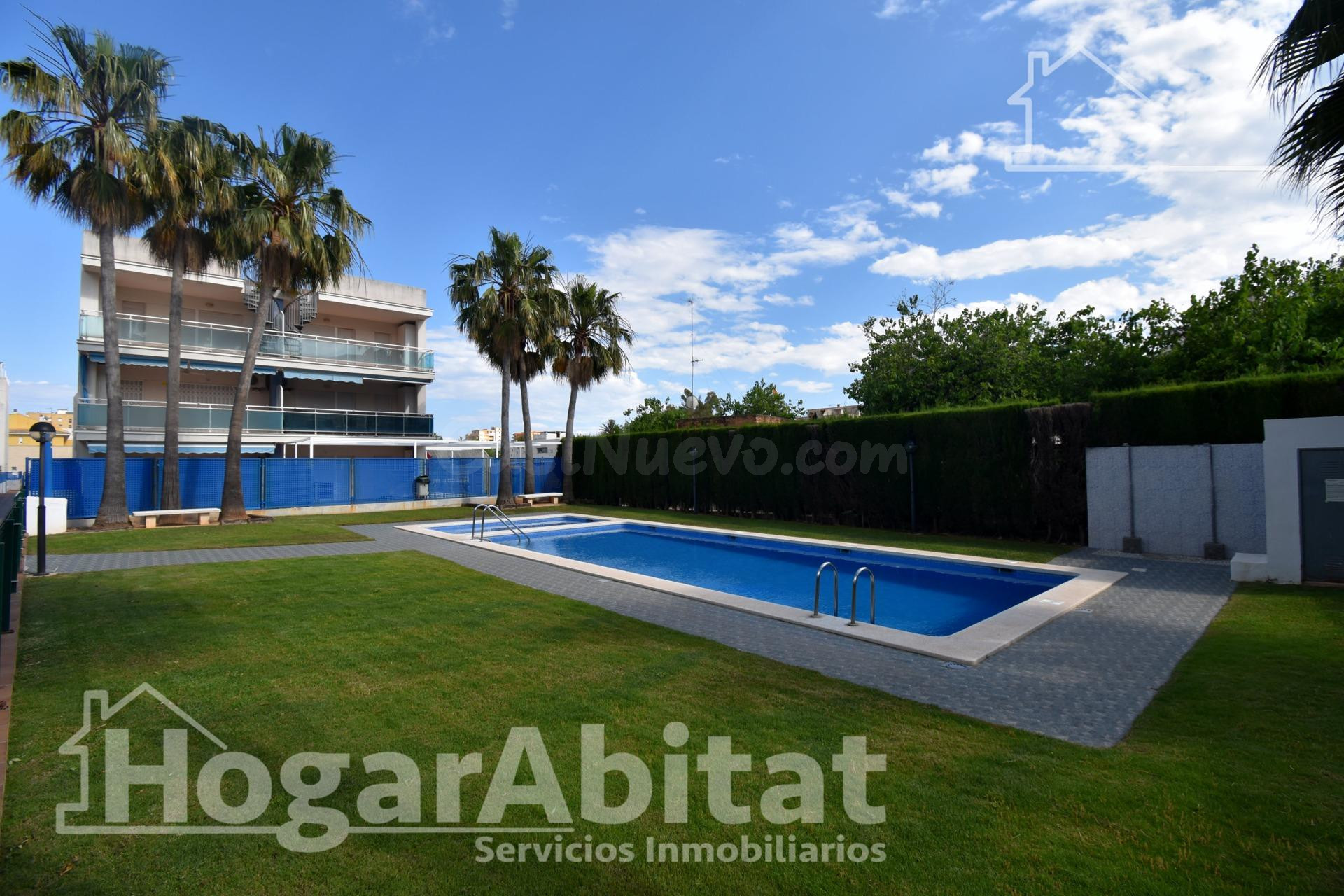 SEMINUEVO CON TERRAZA, PISCINA Y GARAJE CERCA DE LA PLAYA