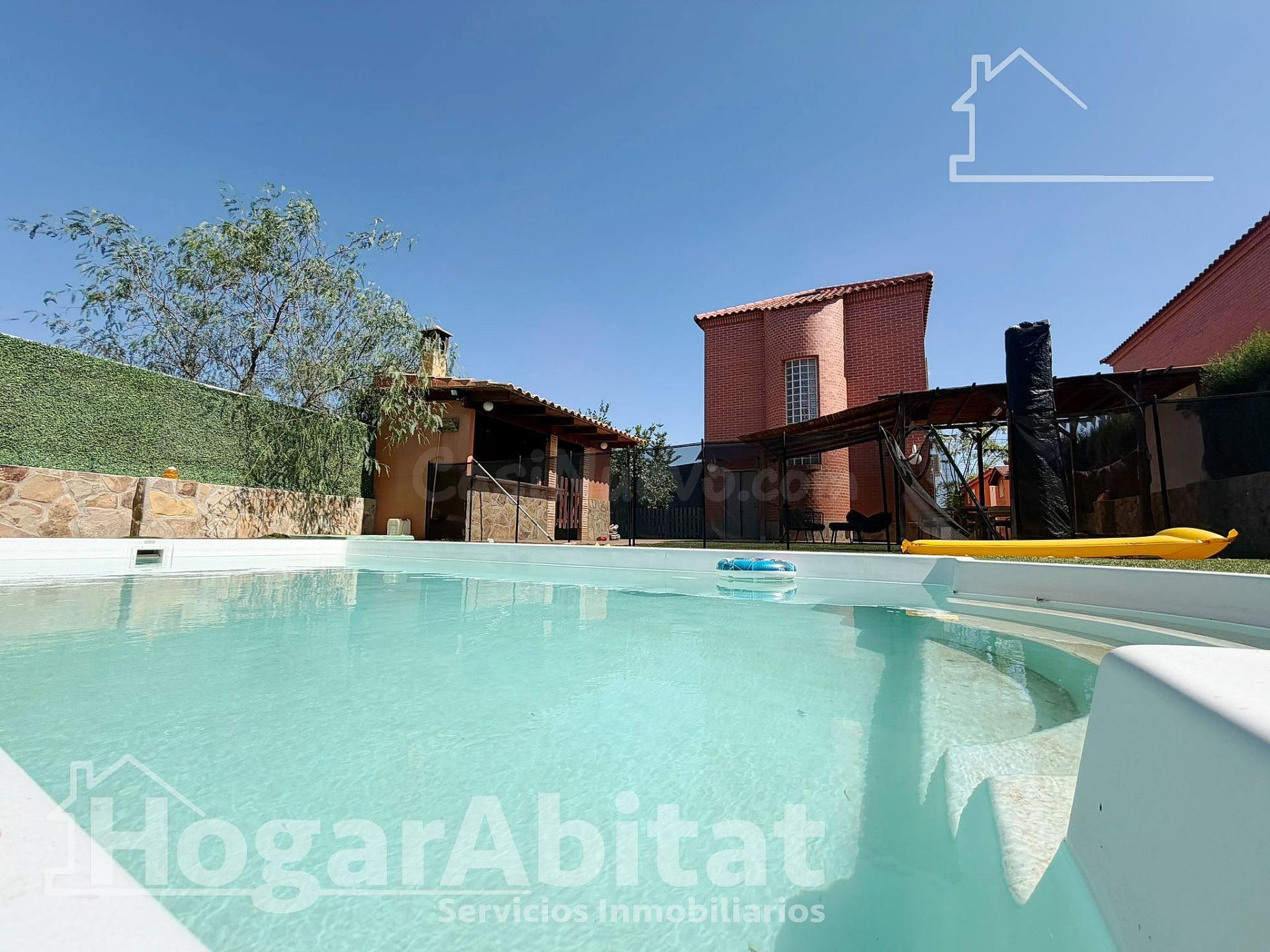 ¡PRECIOSO CHALET! AMPLIO Y REFORMADO CON PISCINA PRIVADA, GARAJE Y PARCELA