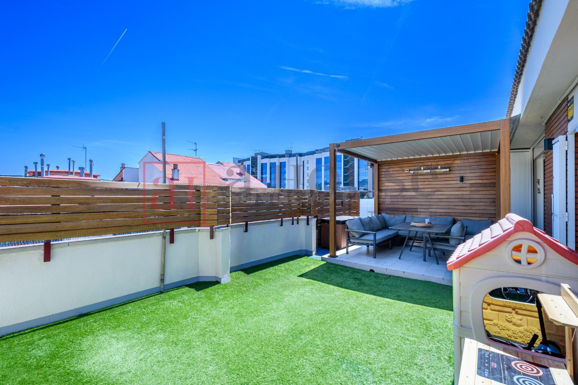 ÁTICO A TRES VIENTOS COMPLETAMENTE REFORMADO, CON TERRAZA PRIVADA DE 40M2 Y PISCINA COMUNITARIA EN LA NOVA ESQUERRA DE L'EIXAMPLE