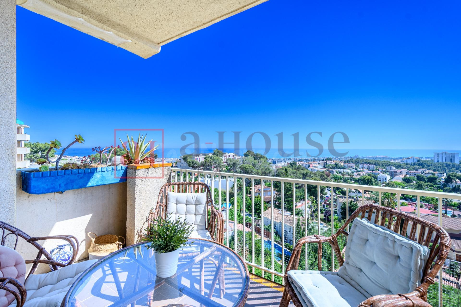 PISO CON TERRAZA Y PISCINA EN URBANIZACION VALLPINEDA, SITGES
