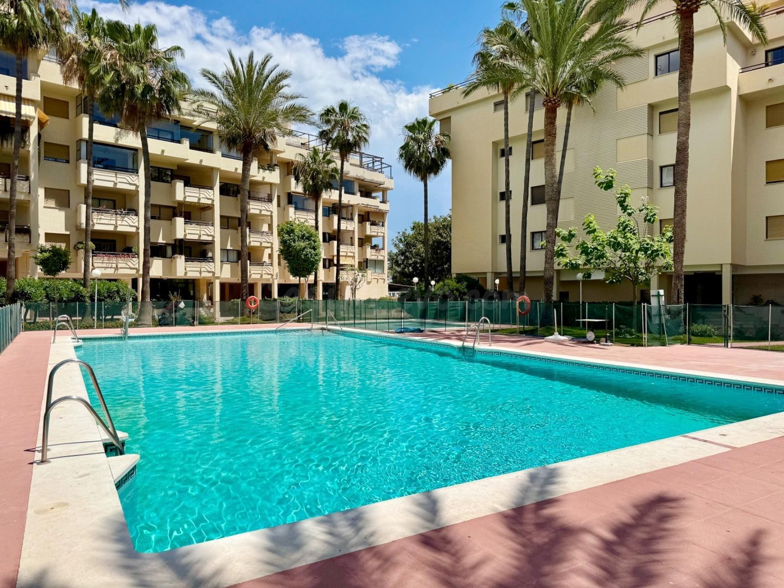 La Carihuela 1ª Línea de Playa  - Piso, 2 Dormitorios, Terraza y Balcón, Piscina, Jardín, Garaje y Trastero