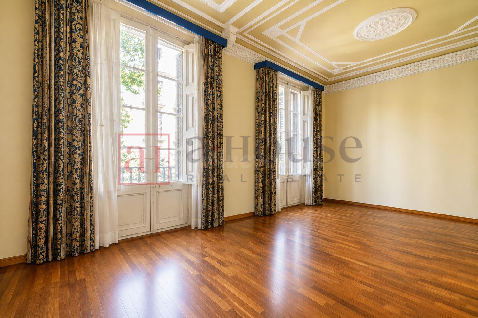 PISO TODO EXTERIOR CON AMPLIO BALCON, LISTO PARA ENTRAR A VIVIR EN LA DRETA DE L' EIXAMPLE