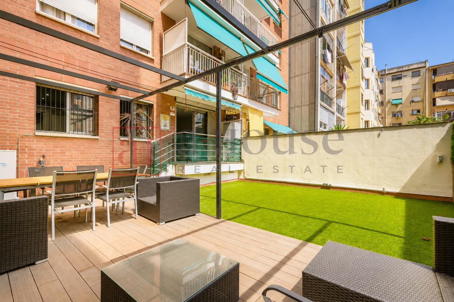 PISO CON TERRAZA PRIVADA DE 60M2, EN CALLE PEATONAL Y LISTO PARA ENTRAR A VIVIR EN L'EIXAMPLE