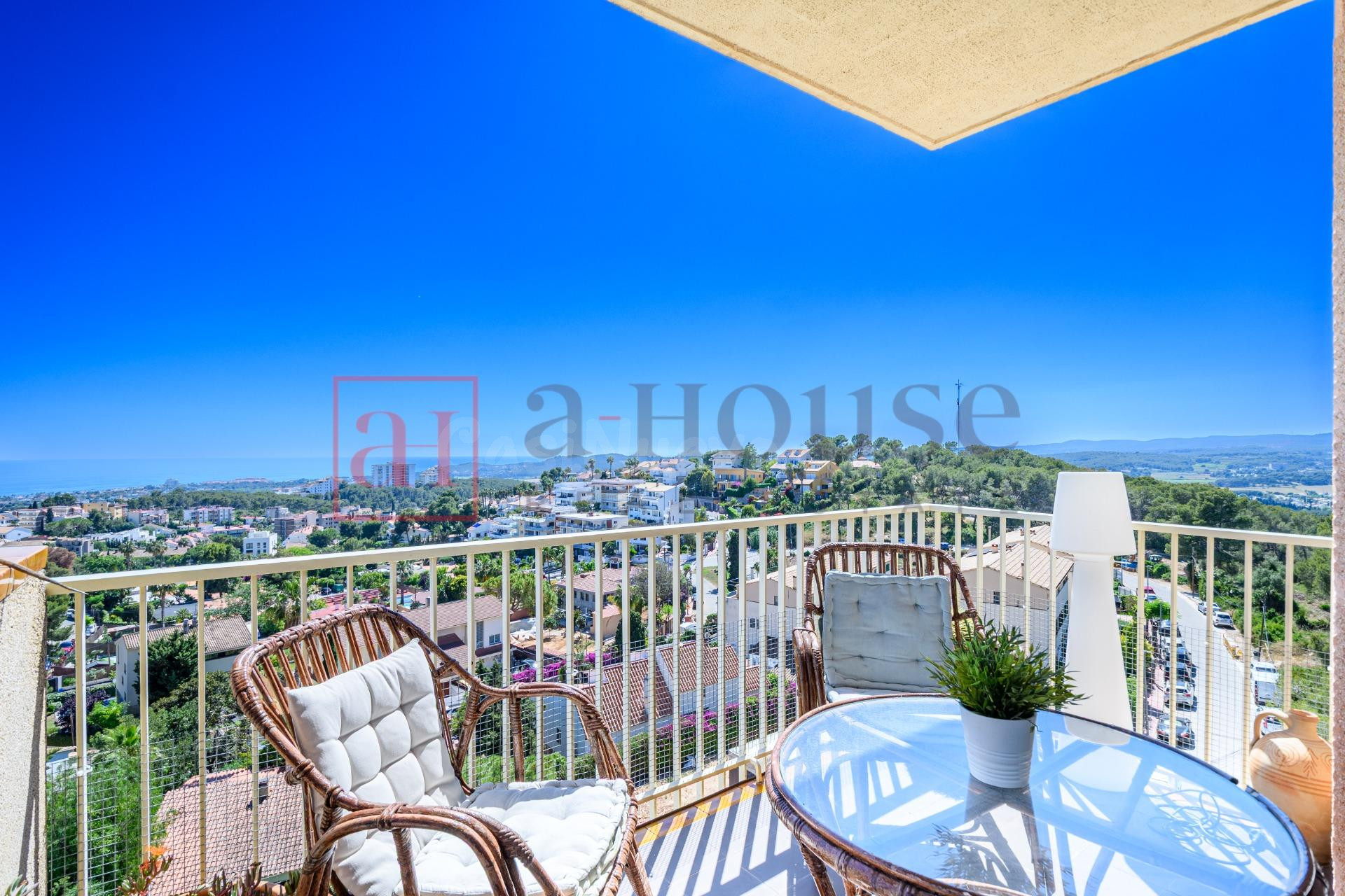 PISO CON TERRAZA, PISCINA Y LICENCIA TURISTICA EN URBANIZACION VALLPINEDA, SITGES