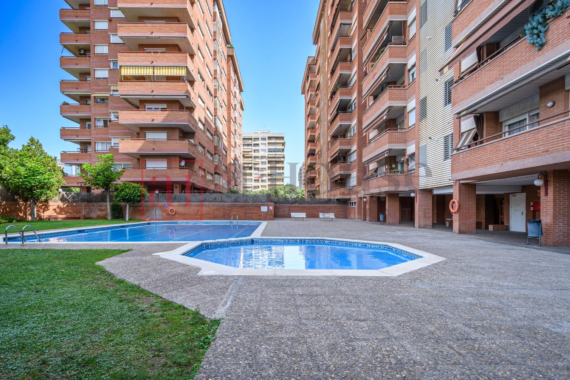 PISO LISTO PARA ENTRAR A VIVIR, CON GRAN BALCÓN Y PISCINA COMUNITARIA EN LA MATERNITAT I SANT RAMON