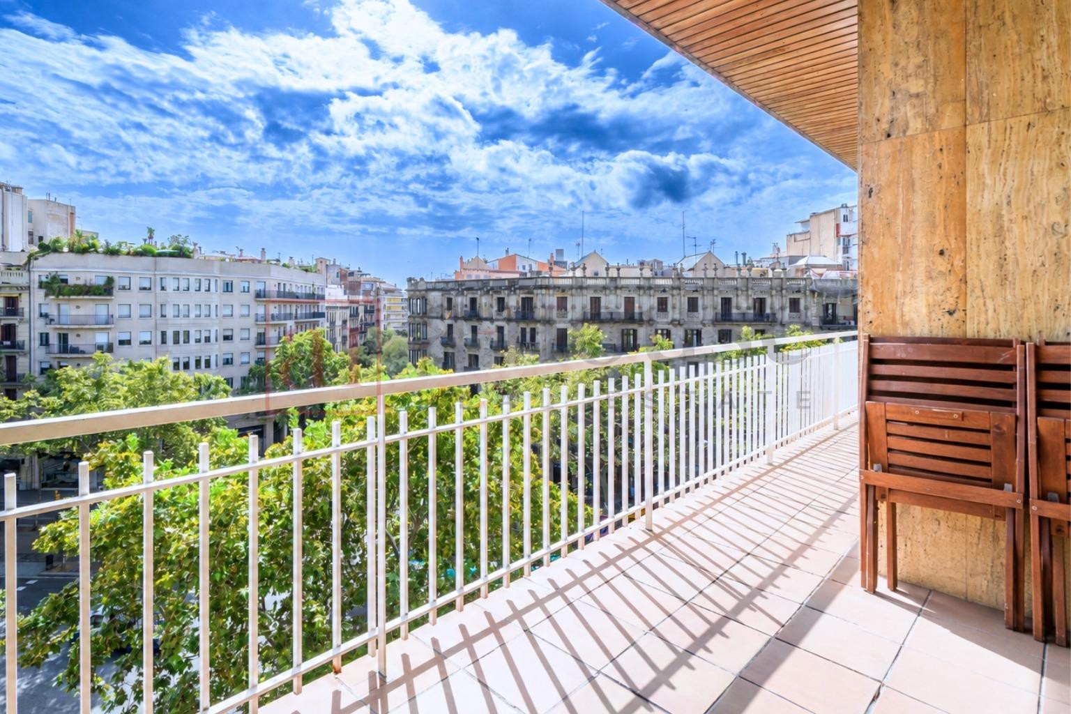 PISO ALTO CON BALCÓN/TERRAZA Y TRES PIEZAS EXTERIORES EN EL EIXAMPLE