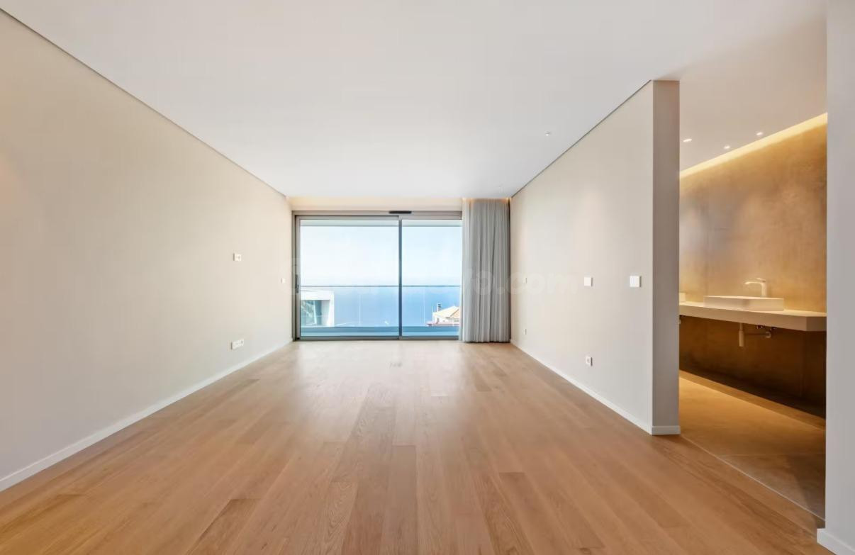 PROPIEDAD ÚNICA EN ALMERÍA | 200 m2 DE LUJO Y 120 m2 DE TERRAZA PRIVADA CON VISTAS AL MAR