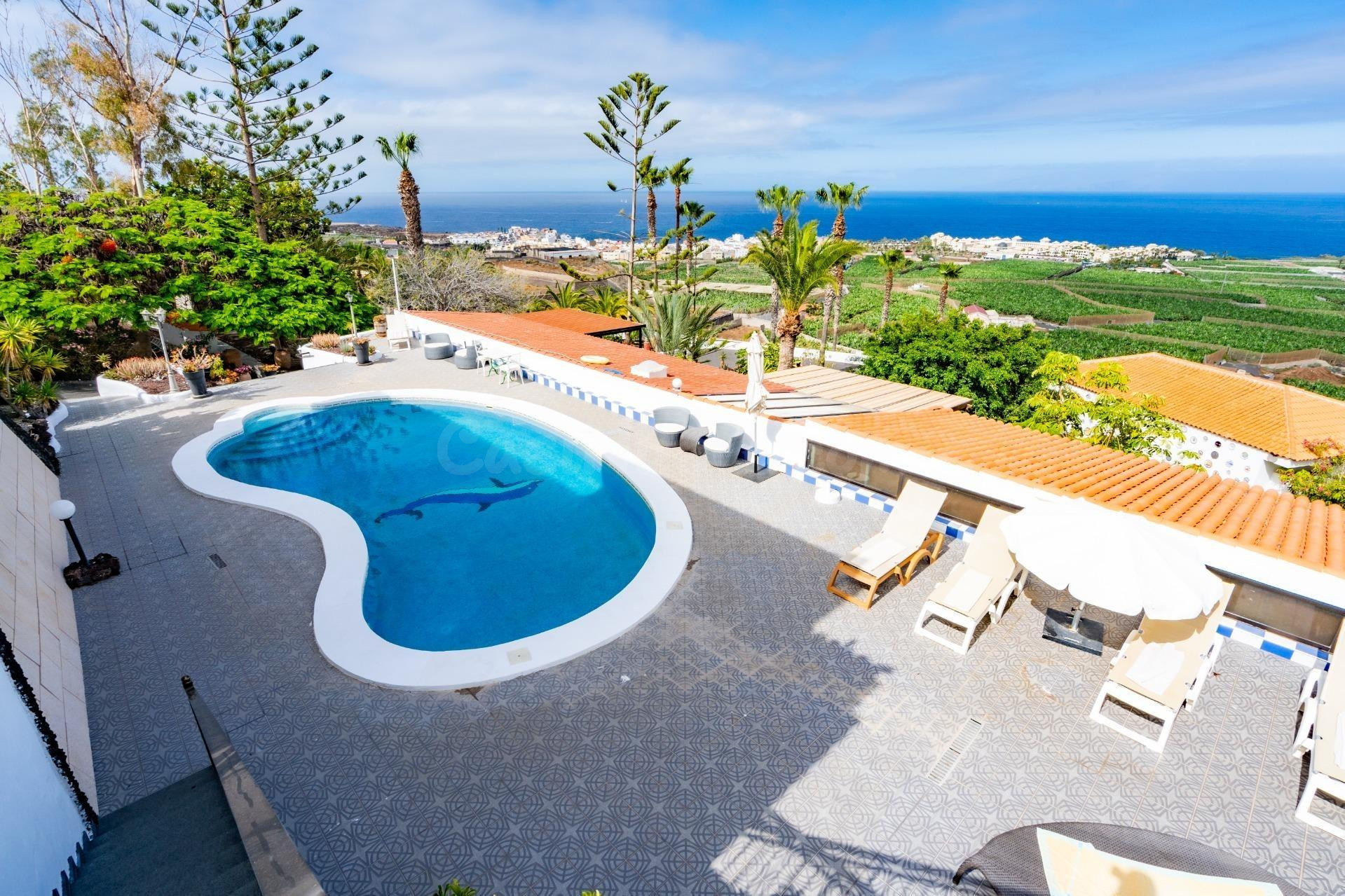 ESPECTACULAR COMPLEJO RESIDENCIAL CON 5 CASAS Y 2 APARTAMENTOS, PISCINA, JARDINES  Y VISTAS AL OCEANO EN ALCALÁ – GUÍA DE ISORA.