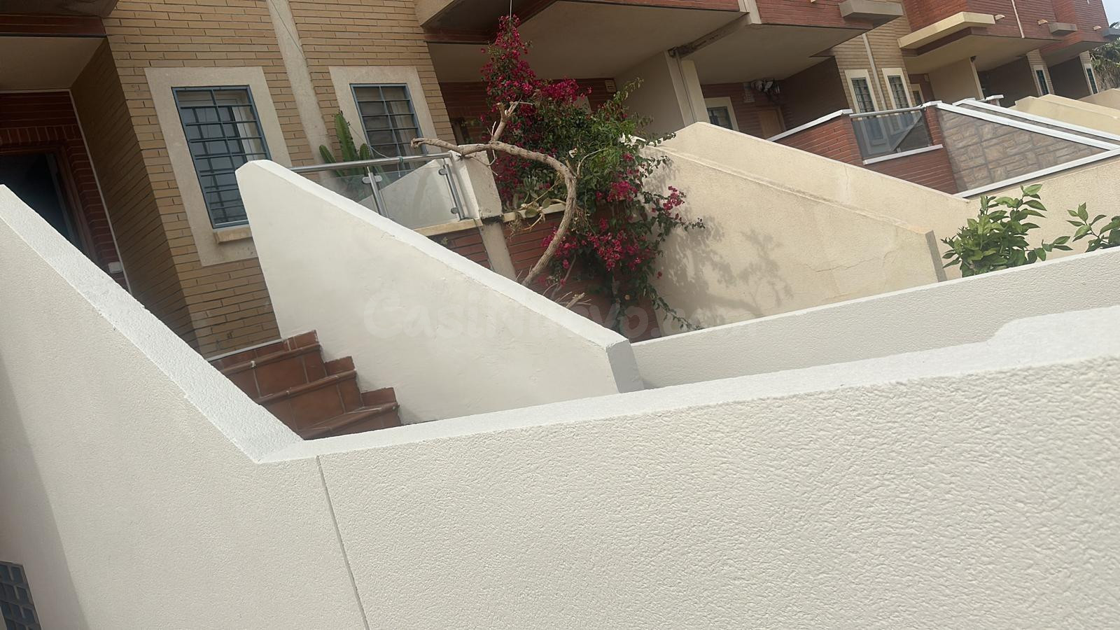AMPLIO CHALET ADOSADO DE 220 m2 CON 5 DORMITORIOS, TERRAZAS Y GARAJE – LA CAÑADA, ALMERÍA