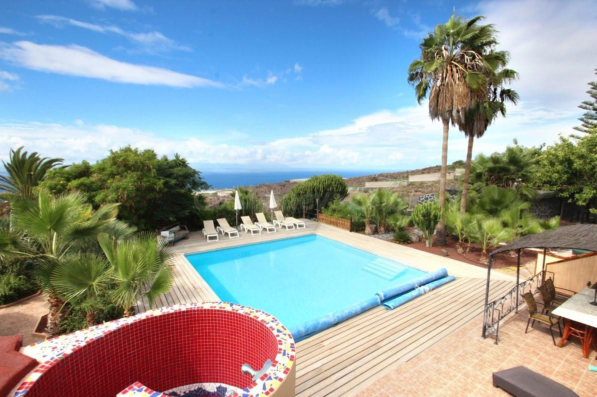 ESPECTACULAR FINCA RESIDENCIAL DE LUJO CON 6 VIVIENDAS, ZONA DE EVENTOS y PISCINA CLIMATIZADA, JARDINES Y VISTAS AL MAR, EN GUÍA DE ISORA (TENERIFE SUR)