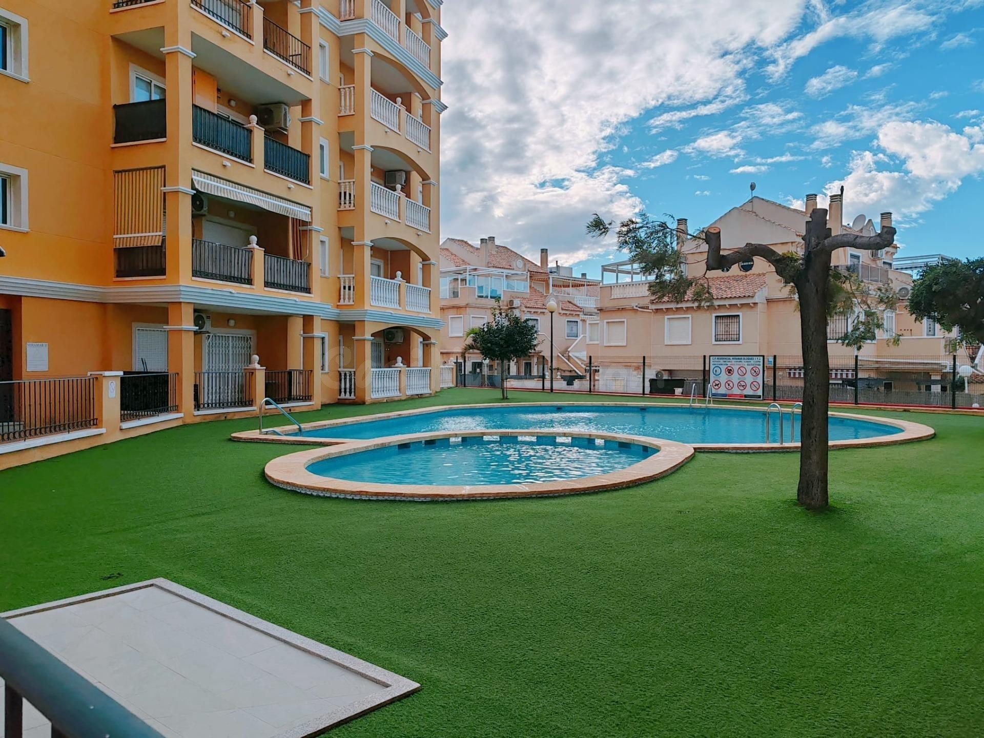 Increíble ático: vistas al mar + solarium priv. 40m + piscina comunitaria